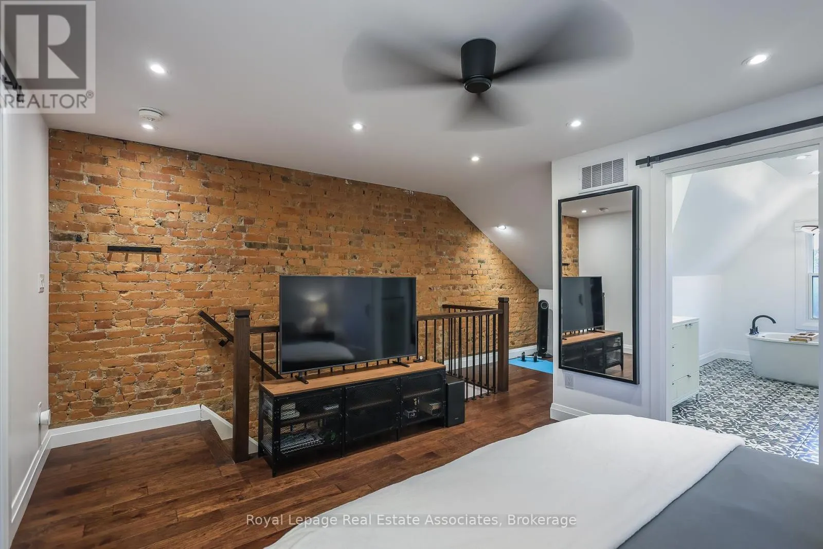 211 JOHN STREET N
