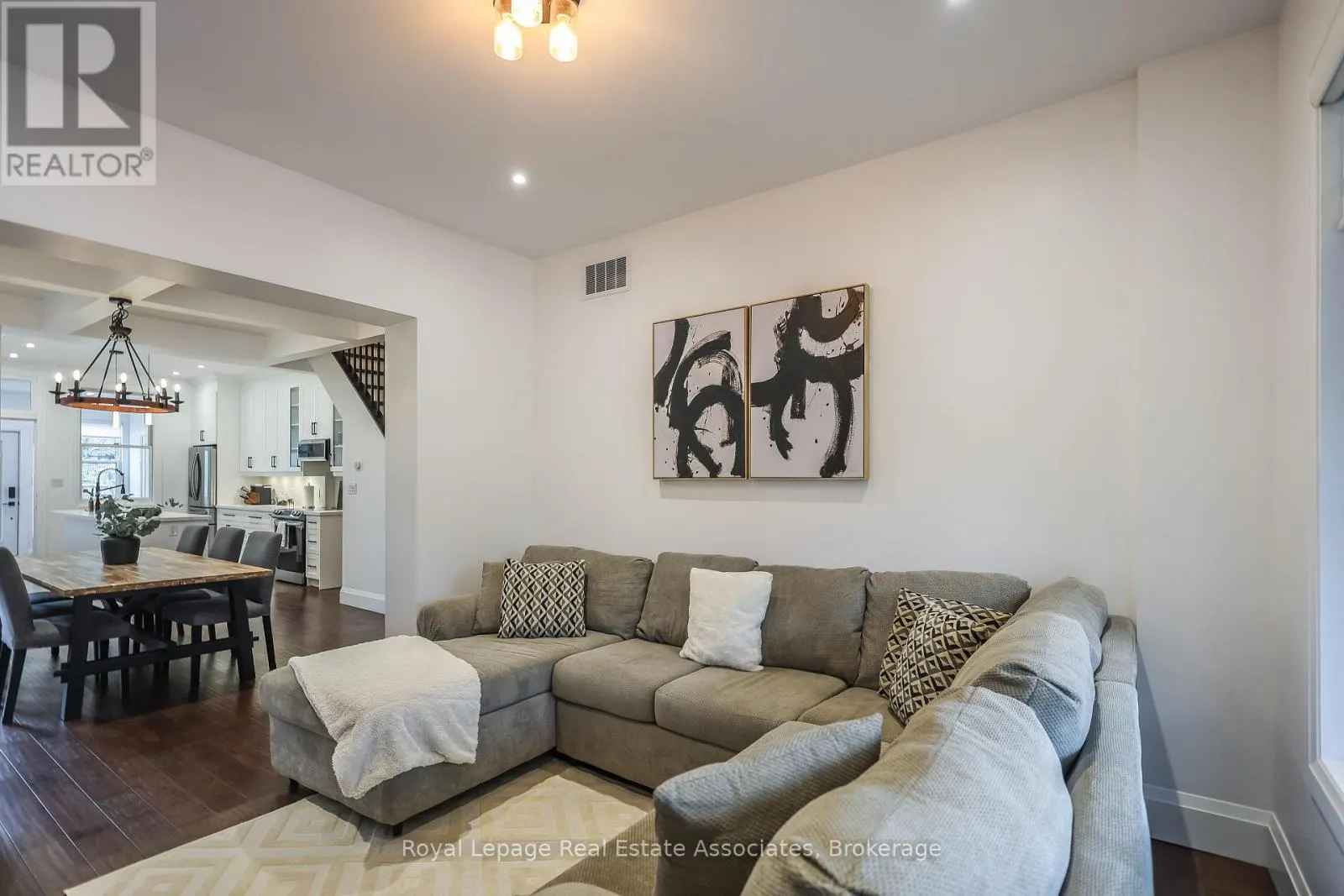 211 JOHN STREET N