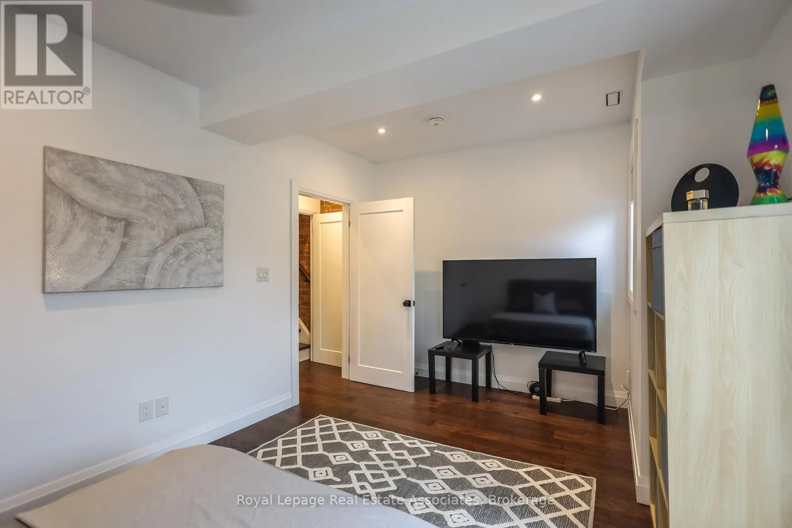 211 JOHN STREET N