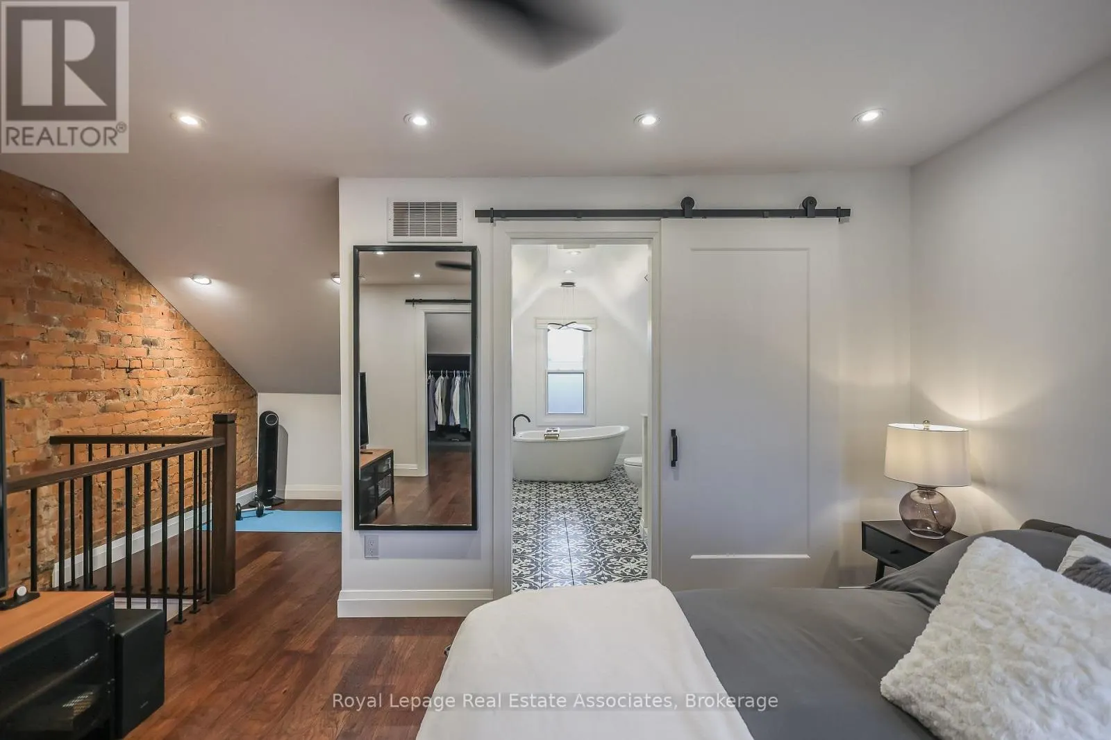 211 JOHN STREET N