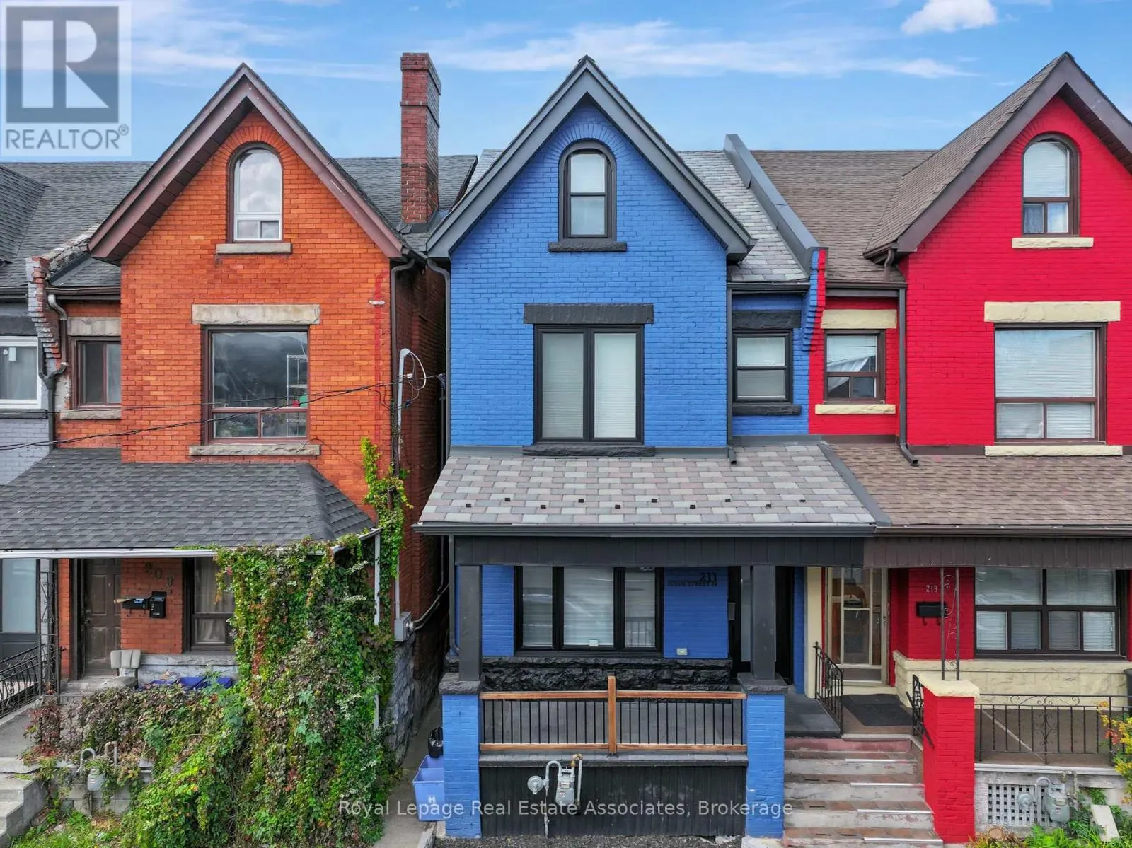 211 JOHN STREET N