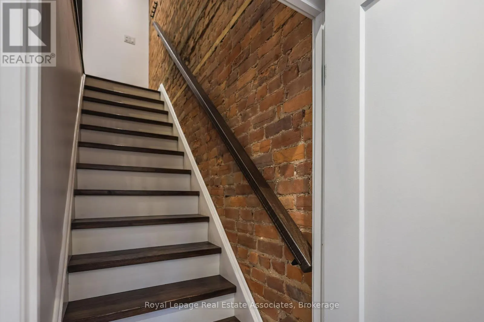 211 JOHN STREET N
