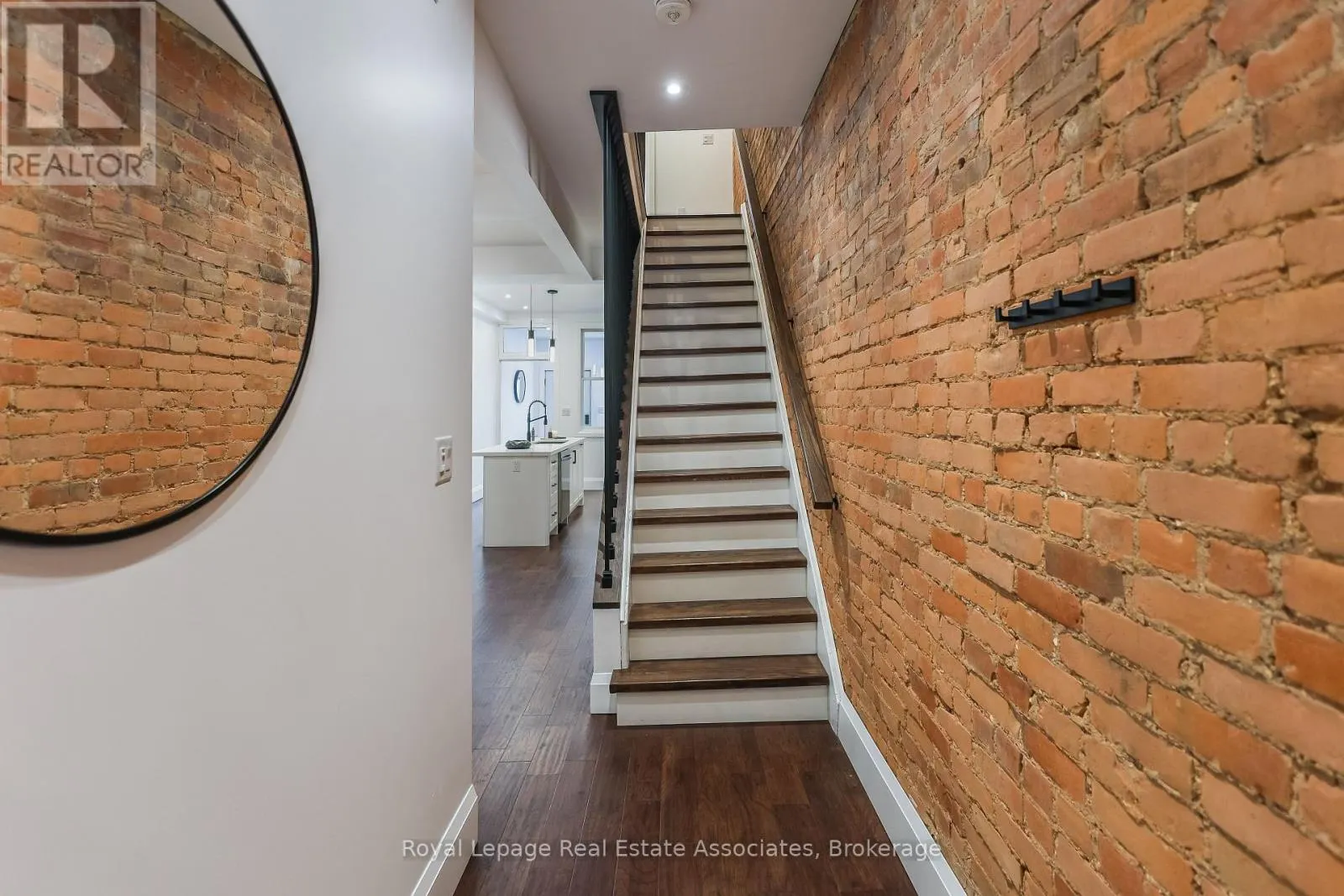 211 JOHN STREET N