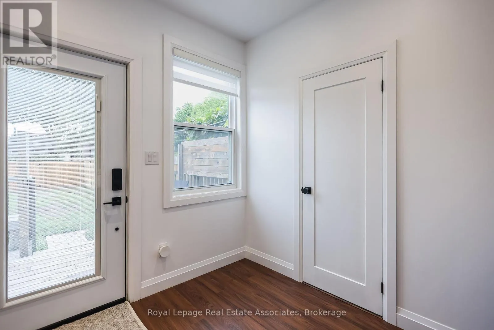 211 JOHN STREET N