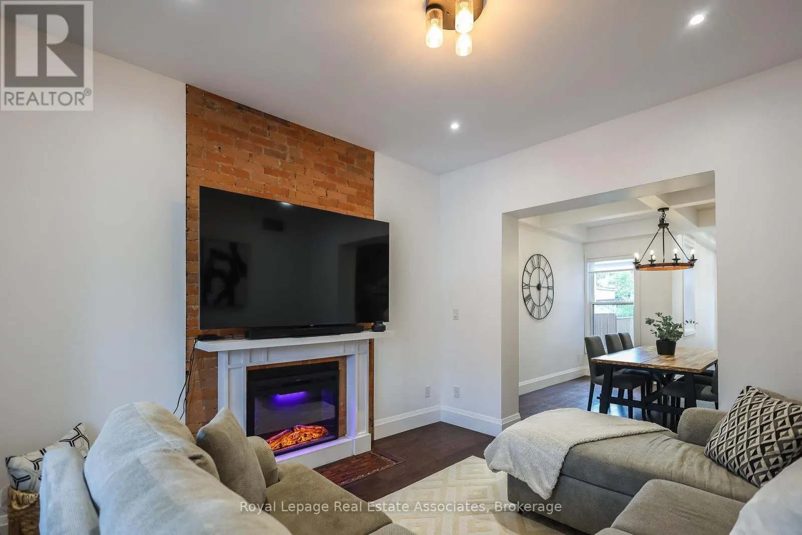 211 JOHN STREET N