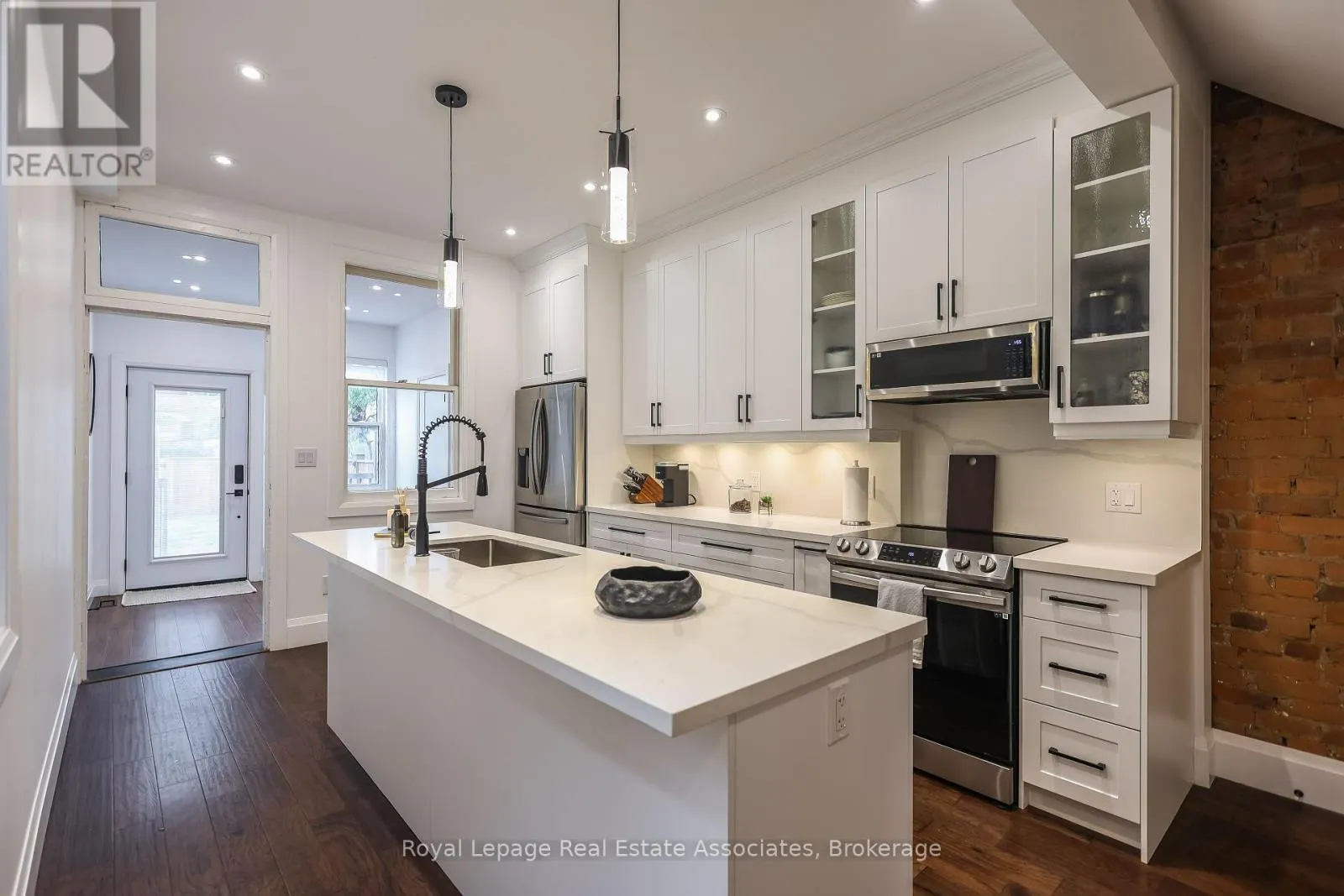 211 JOHN STREET N