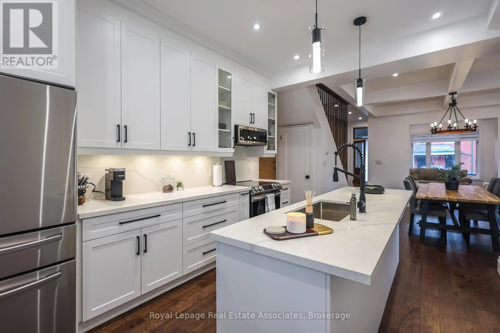 211 JOHN STREET N