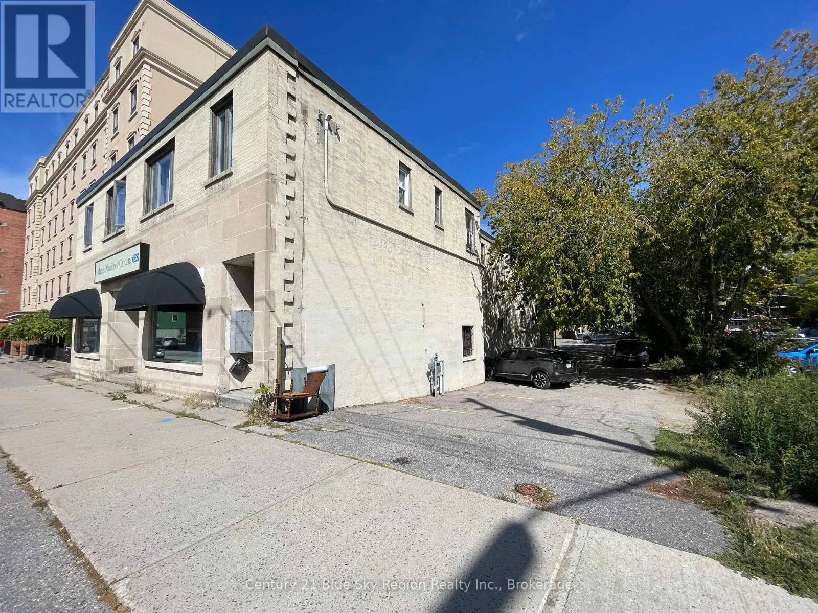 154/156 MCINTYRE STREET W
