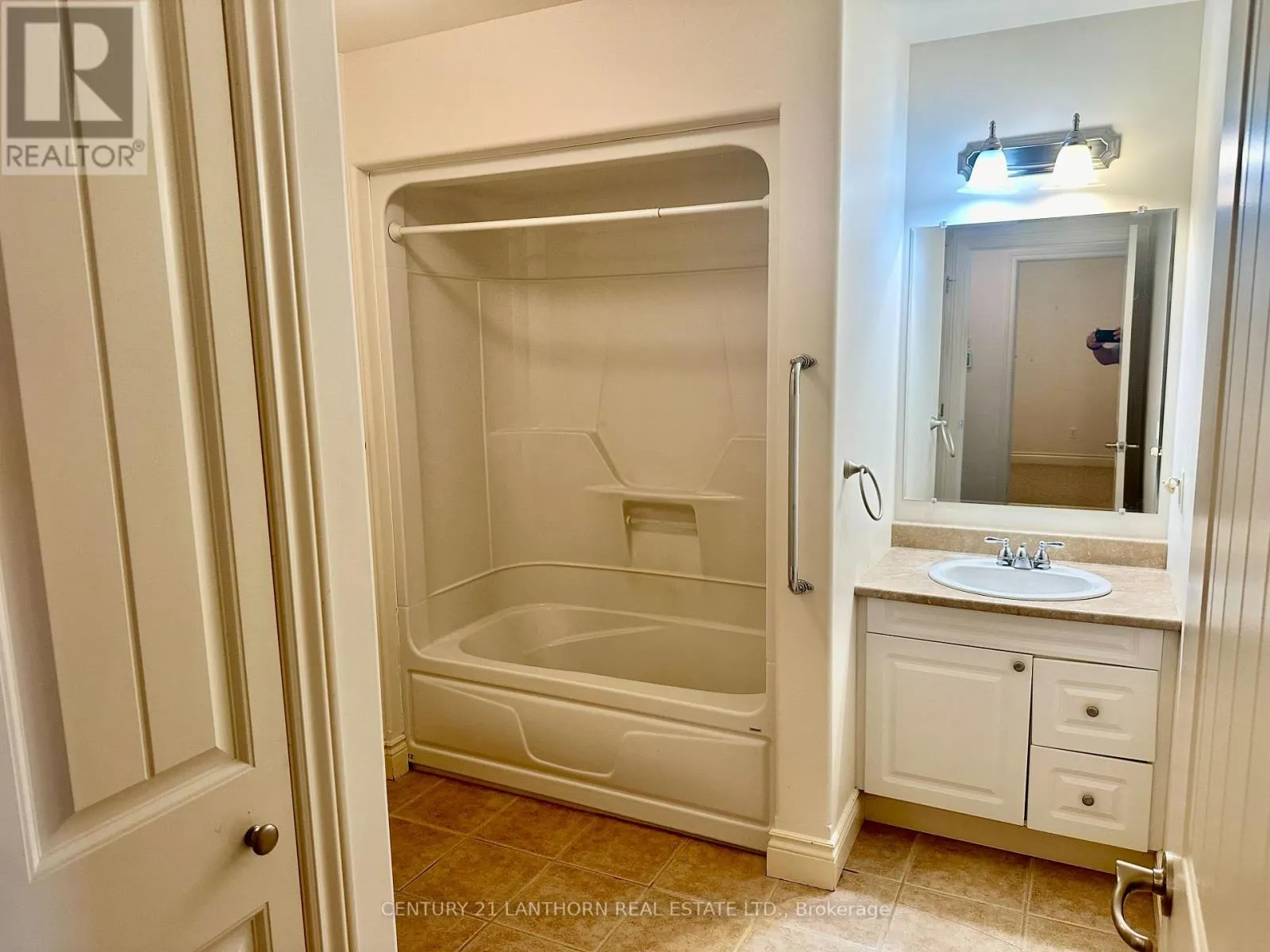 3 - 494 METCALF STREET, #3