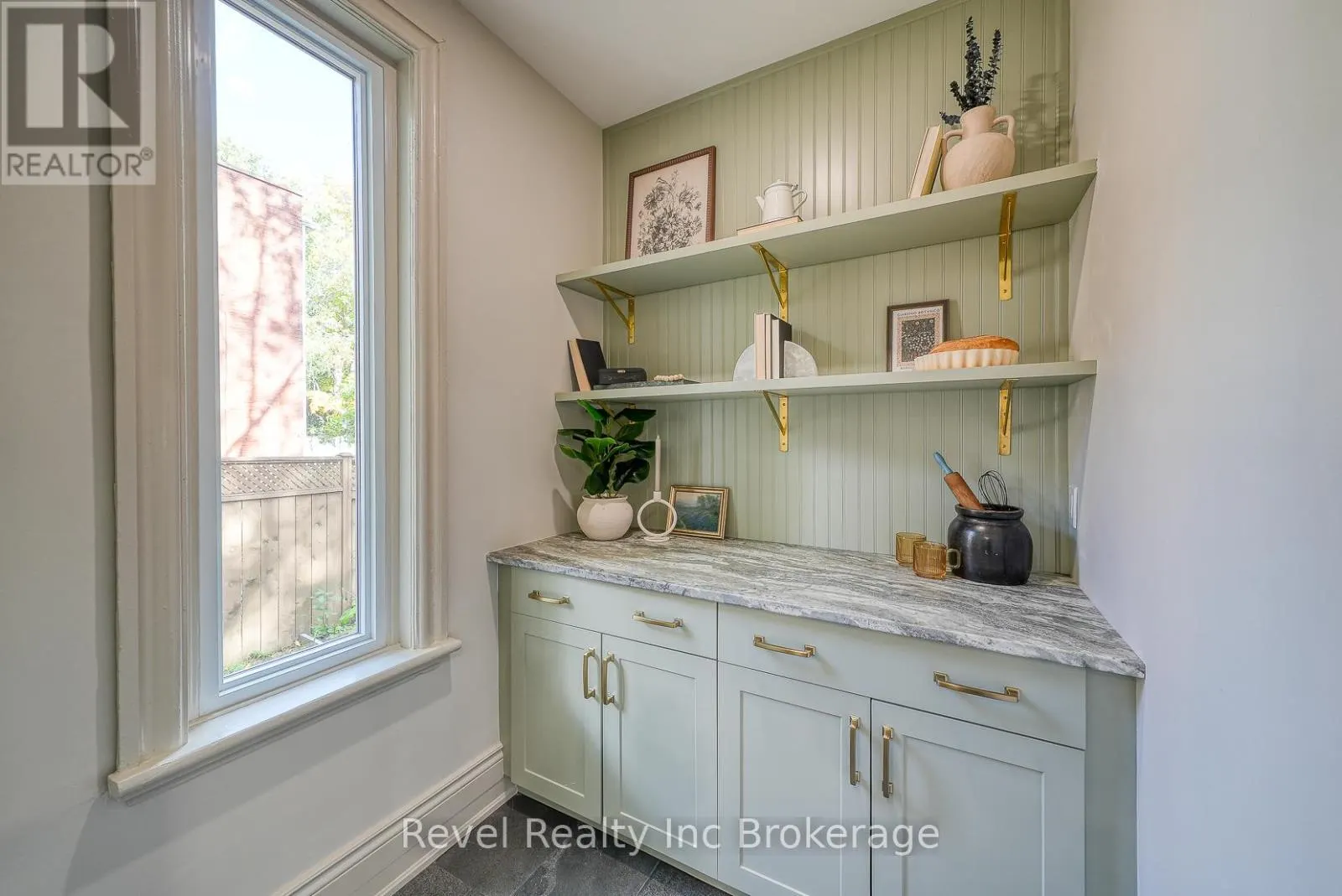 116 VANSITTART AVENUE