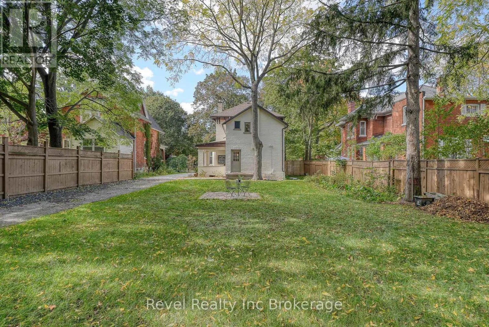 116 VANSITTART AVENUE