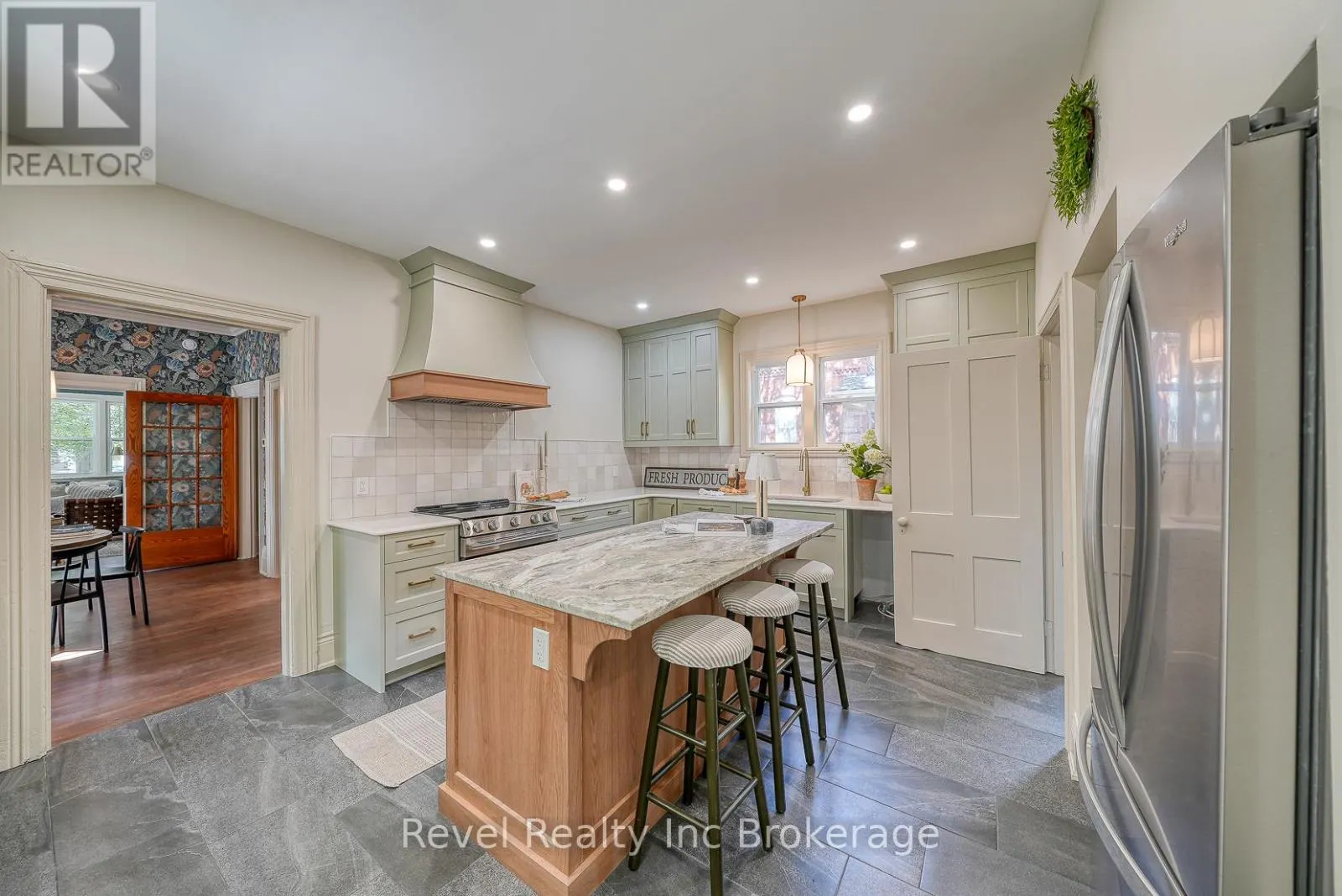 116 VANSITTART AVENUE