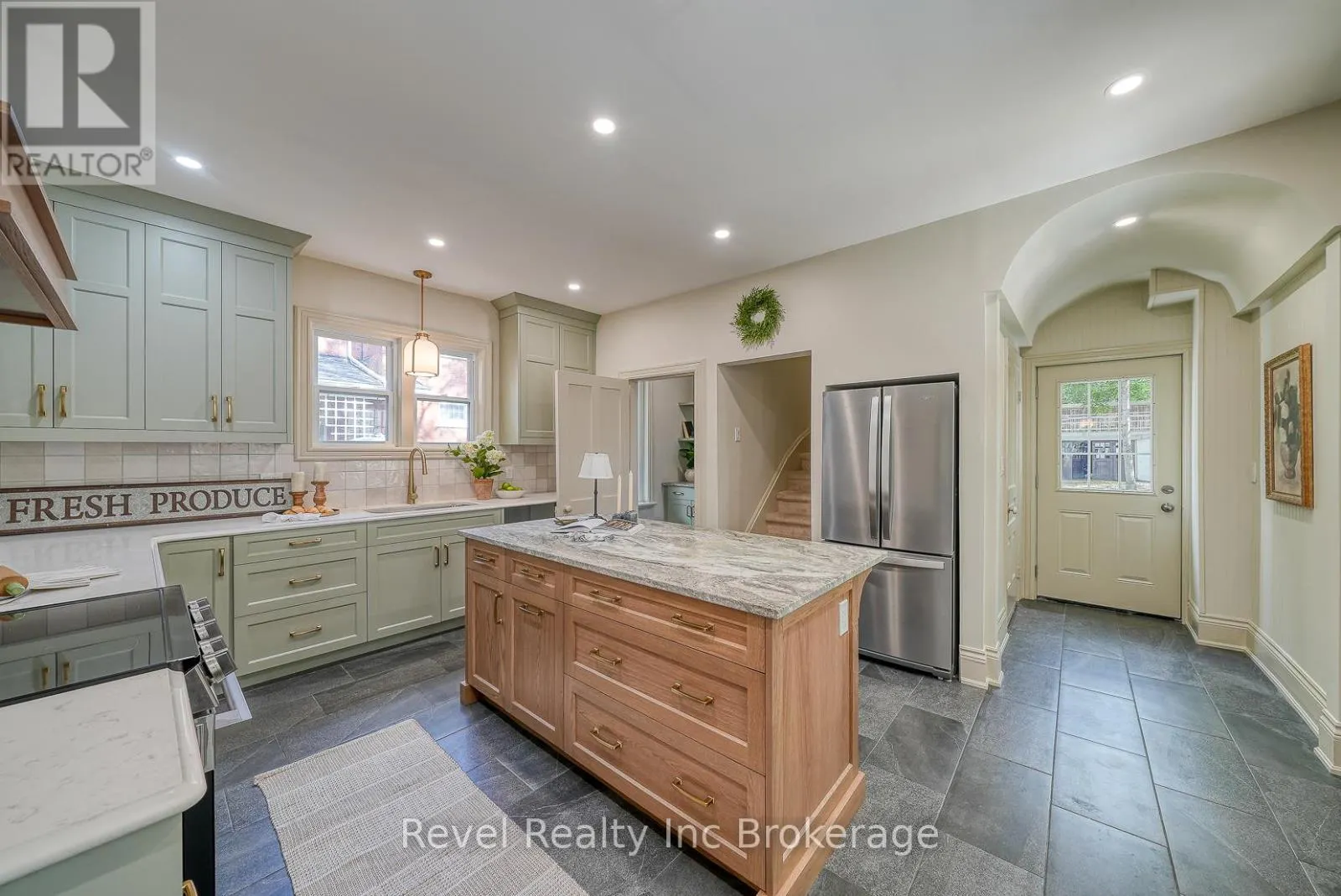 116 VANSITTART AVENUE