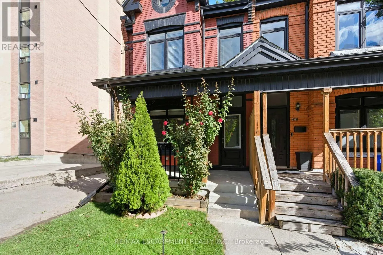 199 JACKSON STREET E