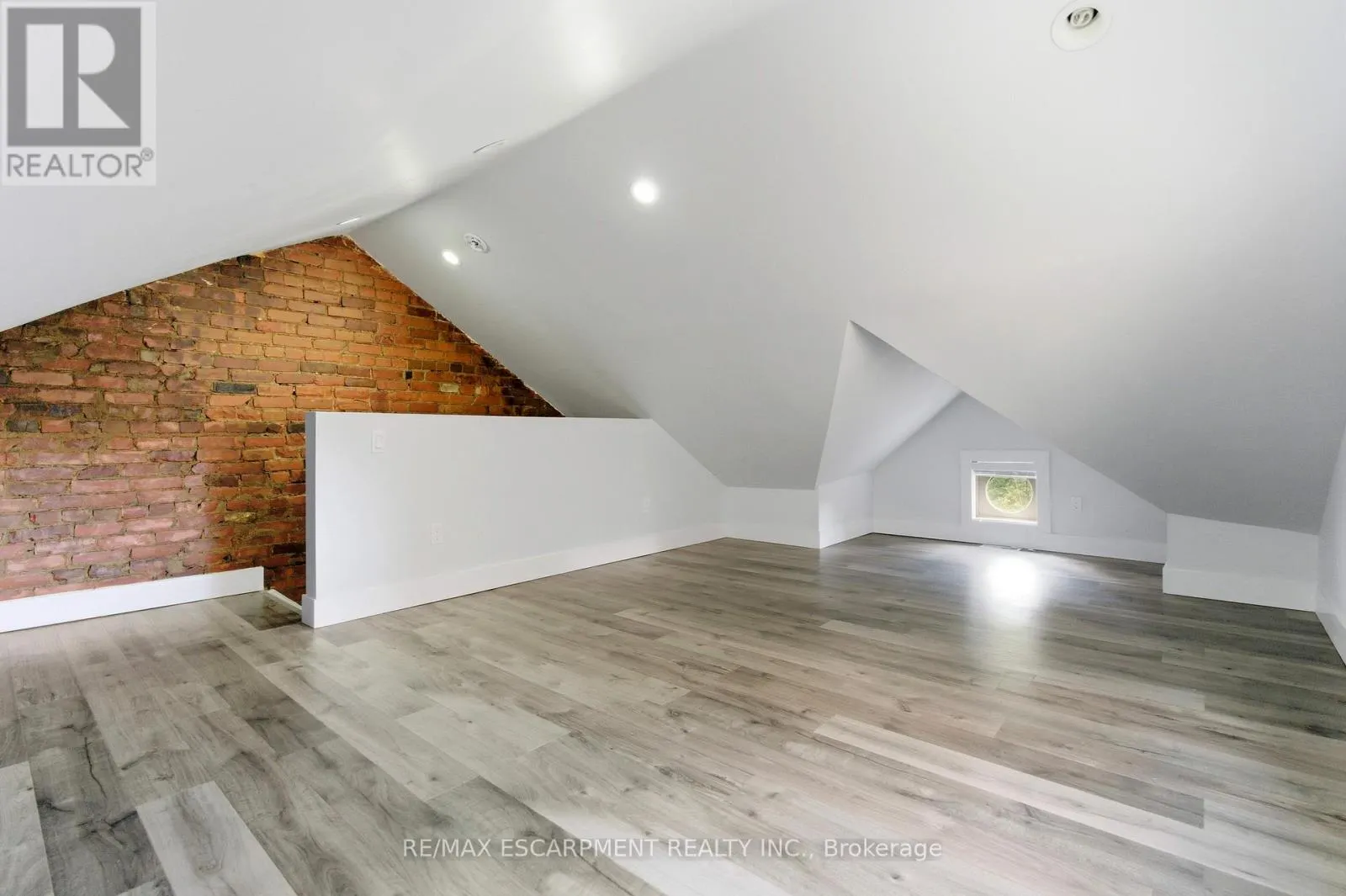 199 JACKSON STREET E