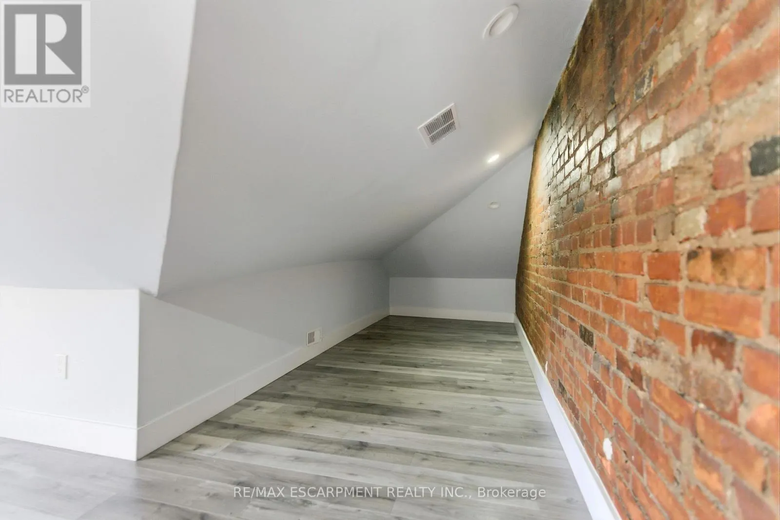 199 JACKSON STREET E