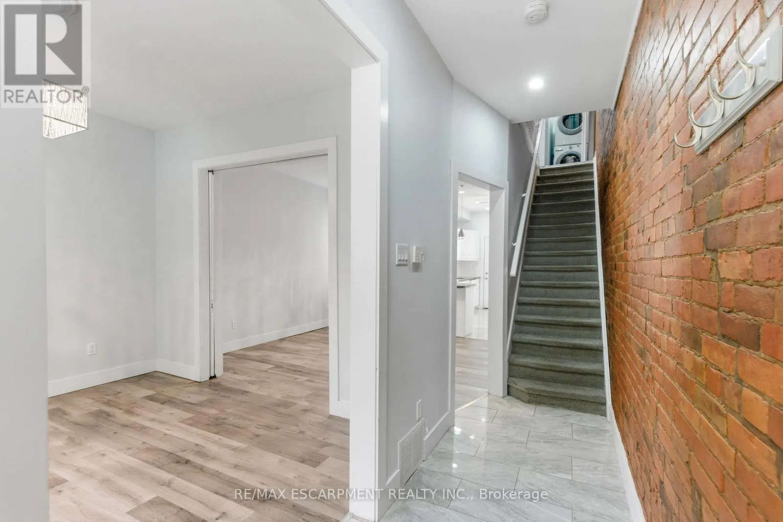 199 JACKSON STREET E