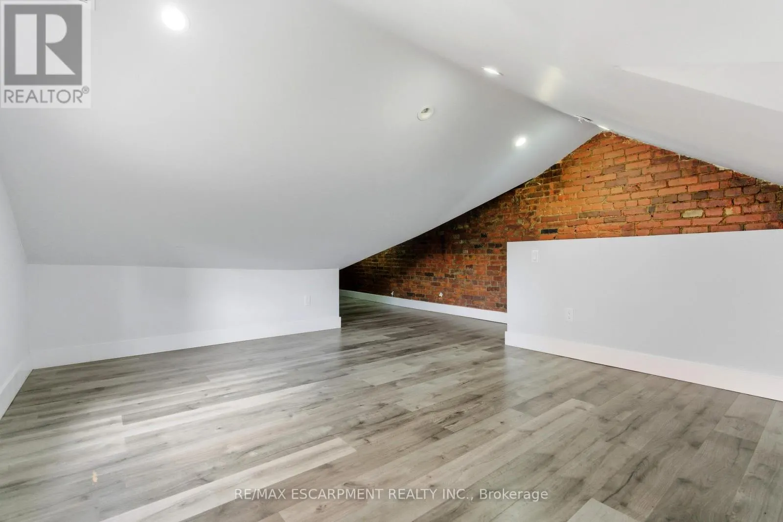 199 JACKSON STREET E