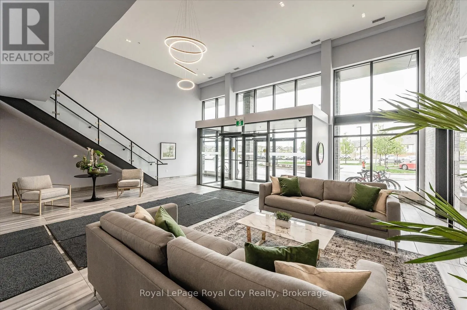 121 - 35 KINGSBURY SQUARE, #121
