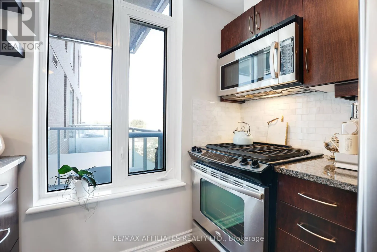 407 - 575 BYRON AVENUE