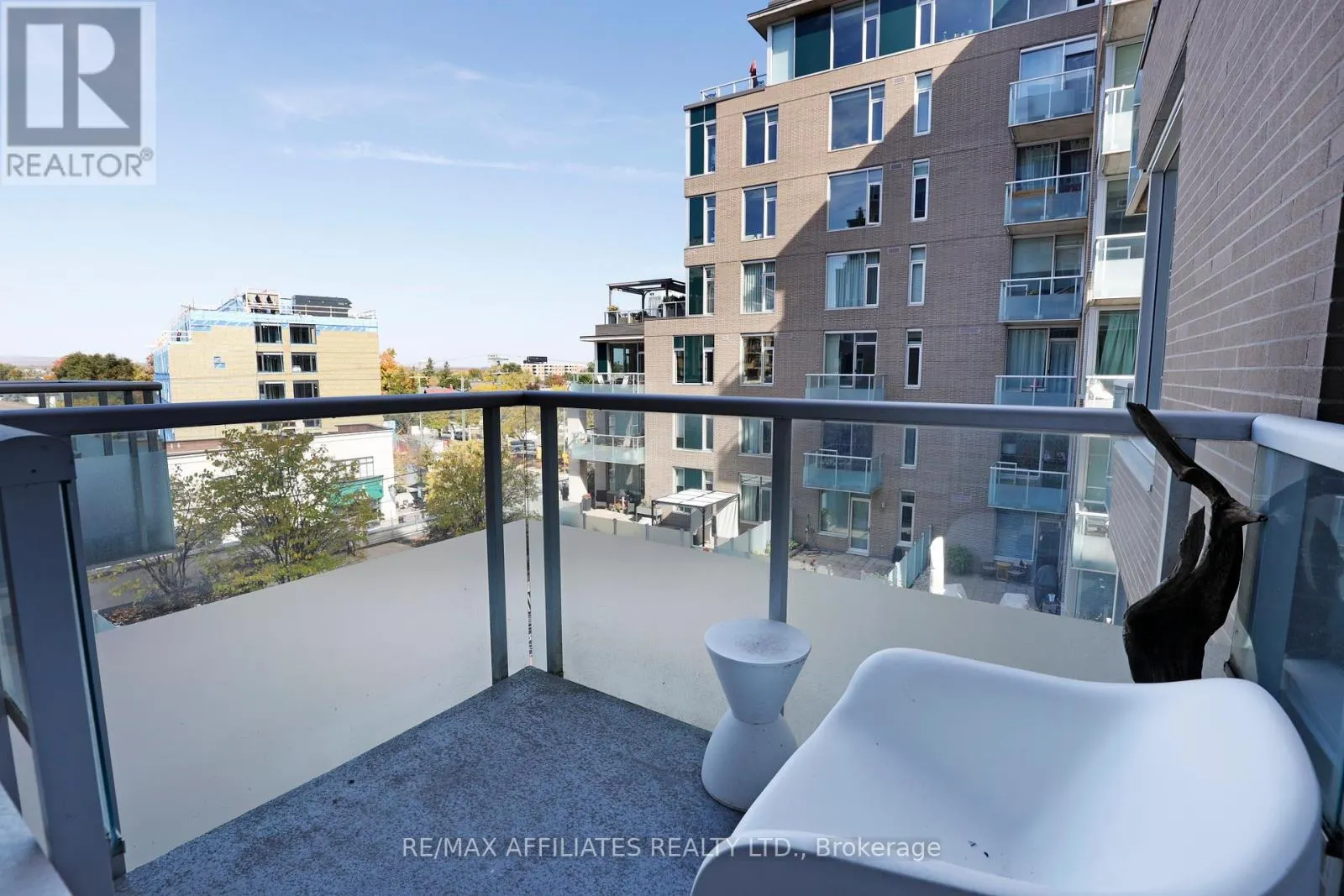 407 - 575 BYRON AVENUE