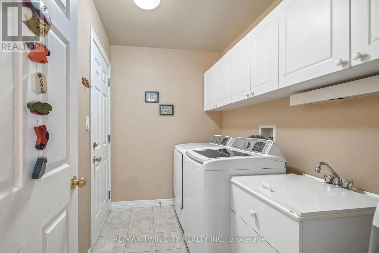 8 - 25 COBDEN COURT