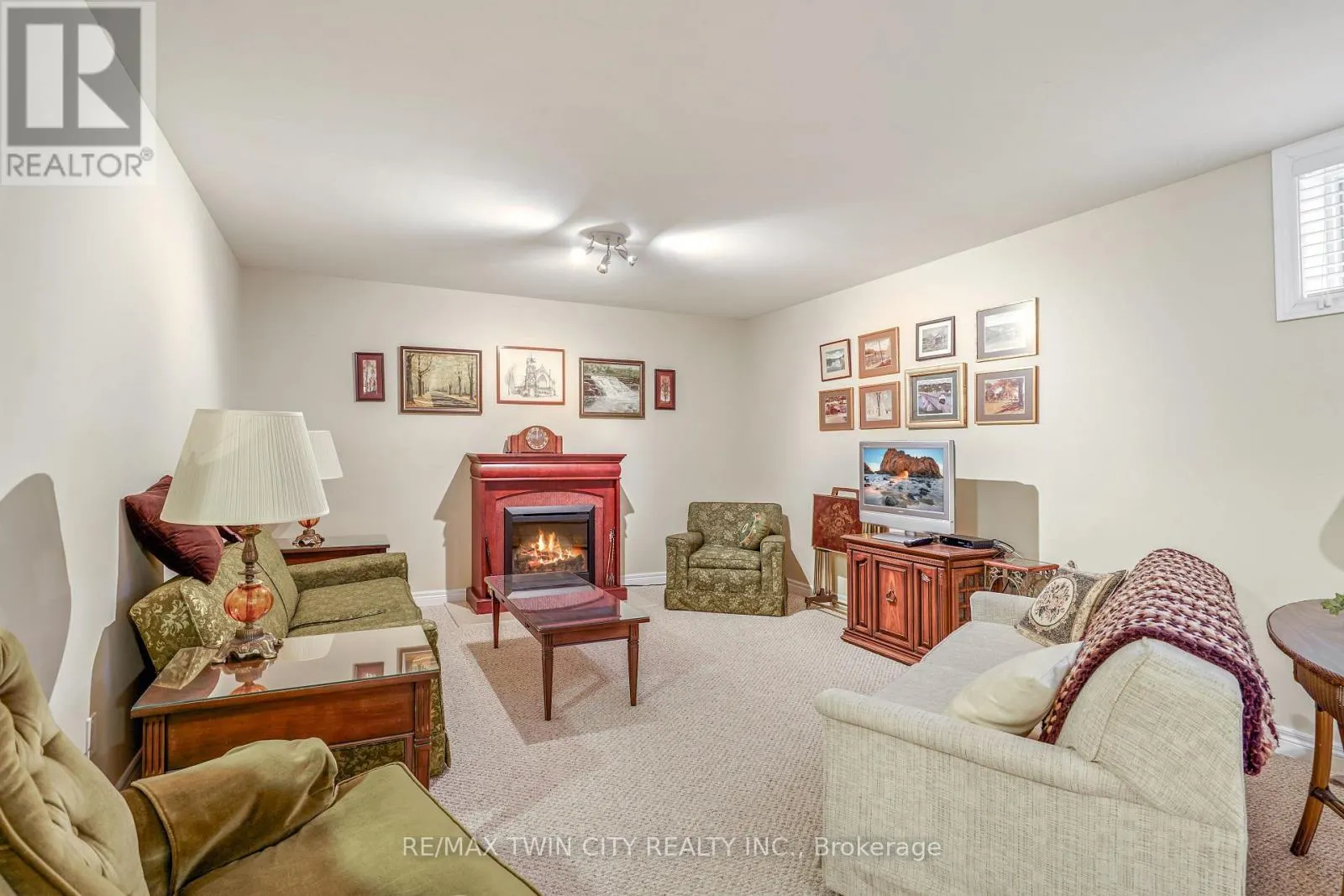 8 - 25 COBDEN COURT