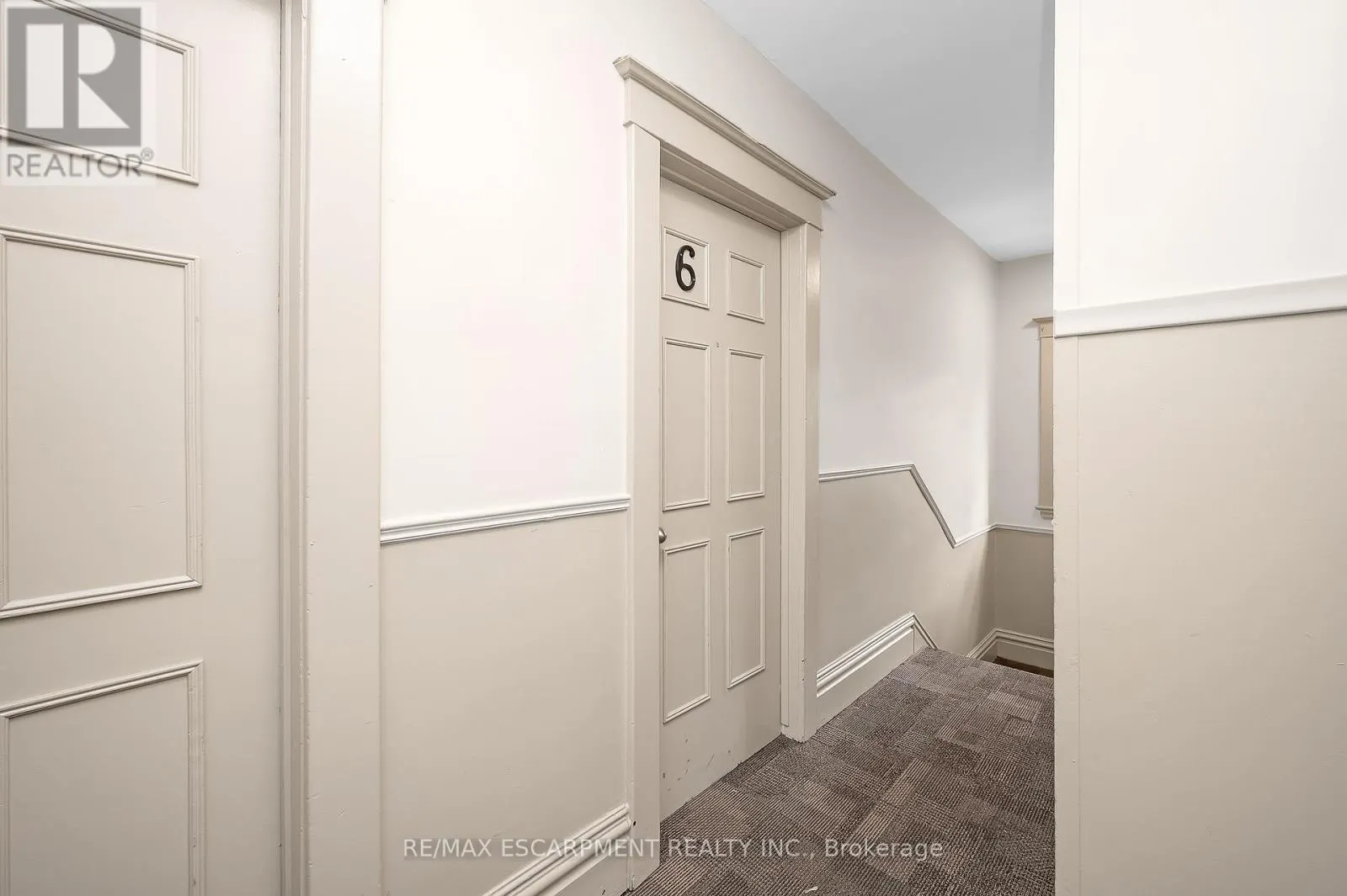 6 - 142 CAROLINE STREET S