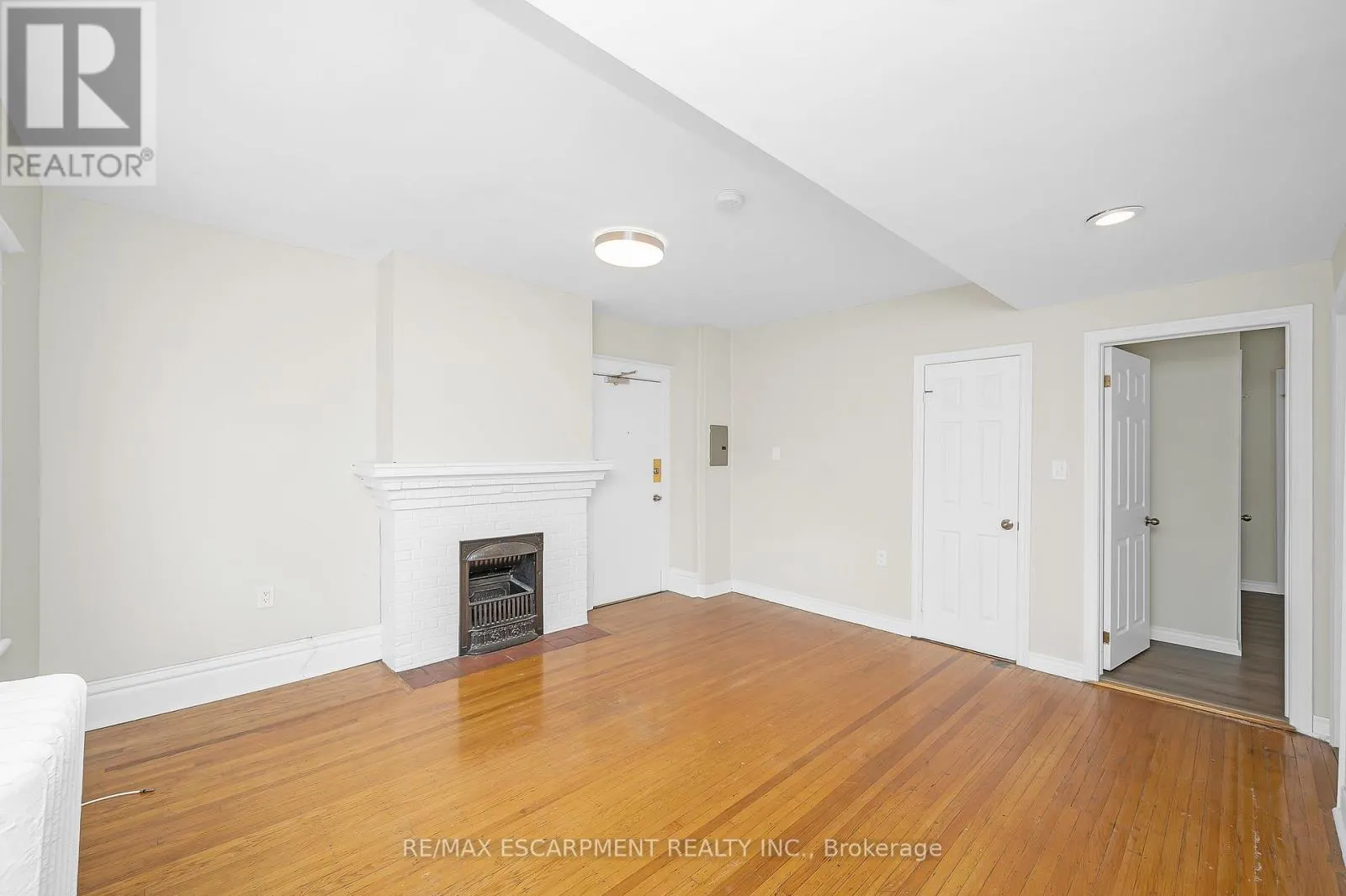 6 - 142 CAROLINE STREET S