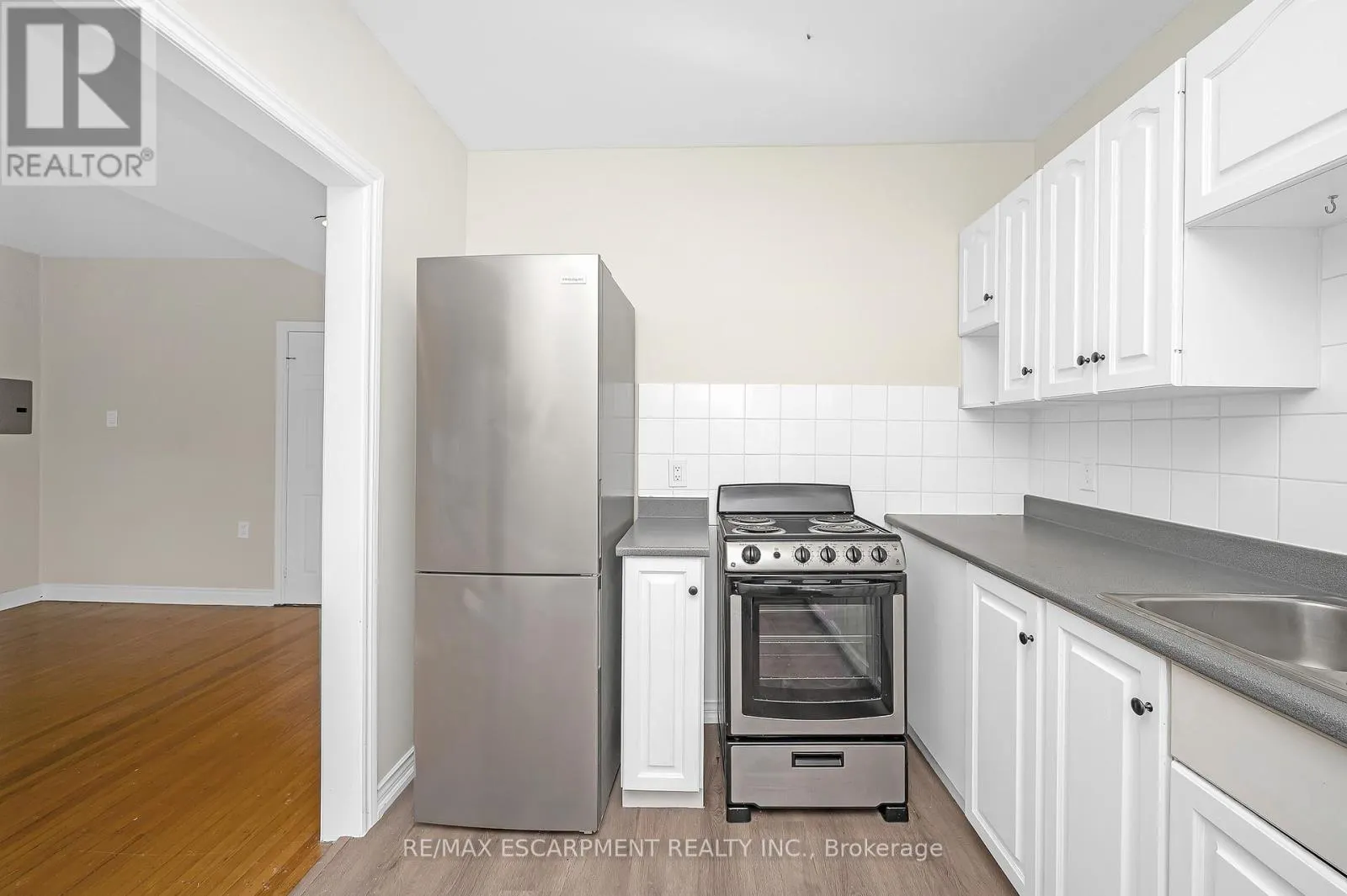 6 - 142 CAROLINE STREET S