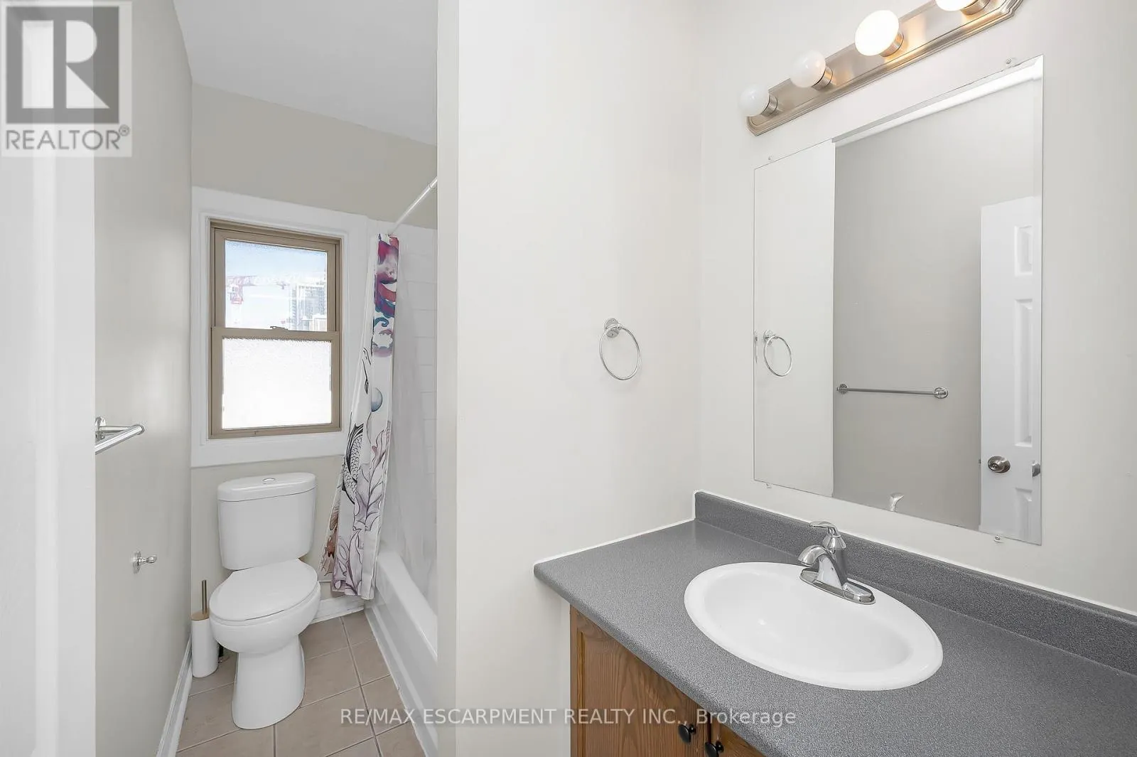 6 - 142 CAROLINE STREET S