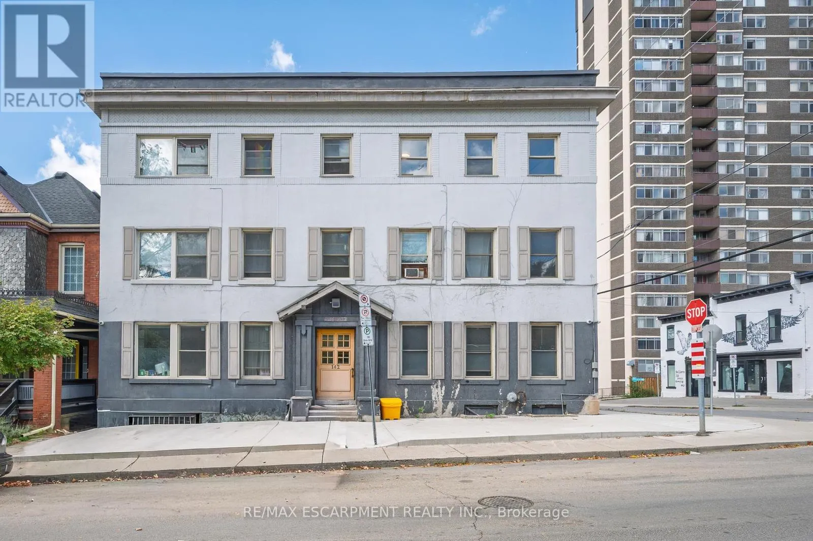 6 - 142 CAROLINE STREET S
