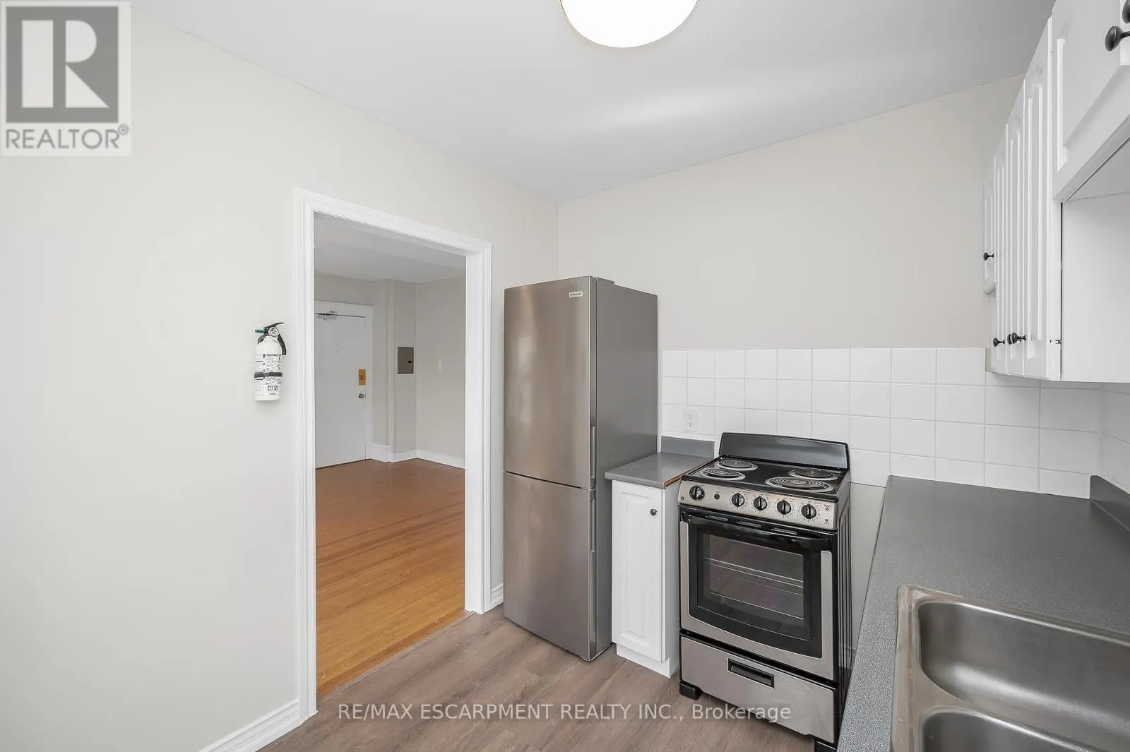 6 - 142 CAROLINE STREET S