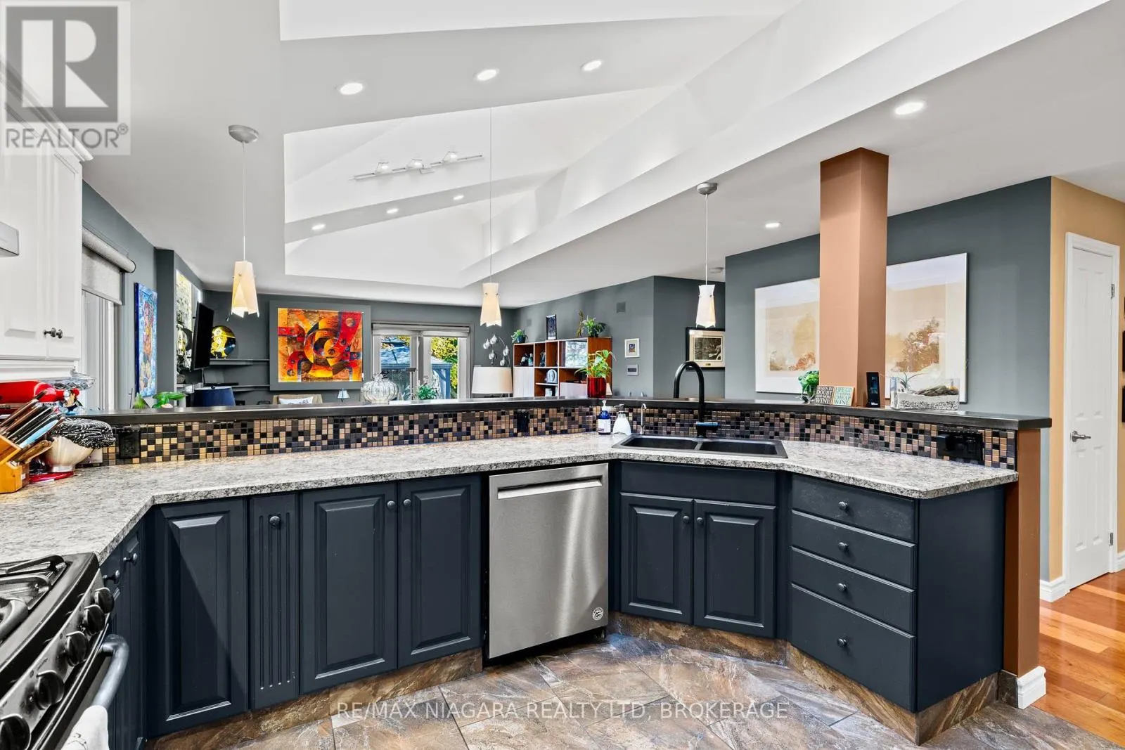 4 KARSAM COURT