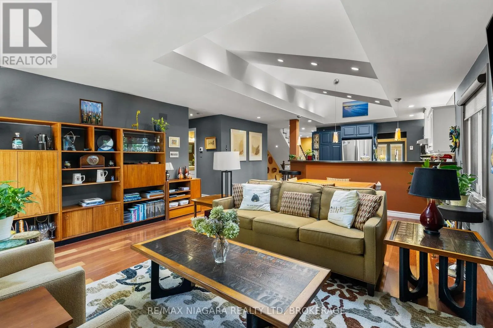 4 KARSAM COURT