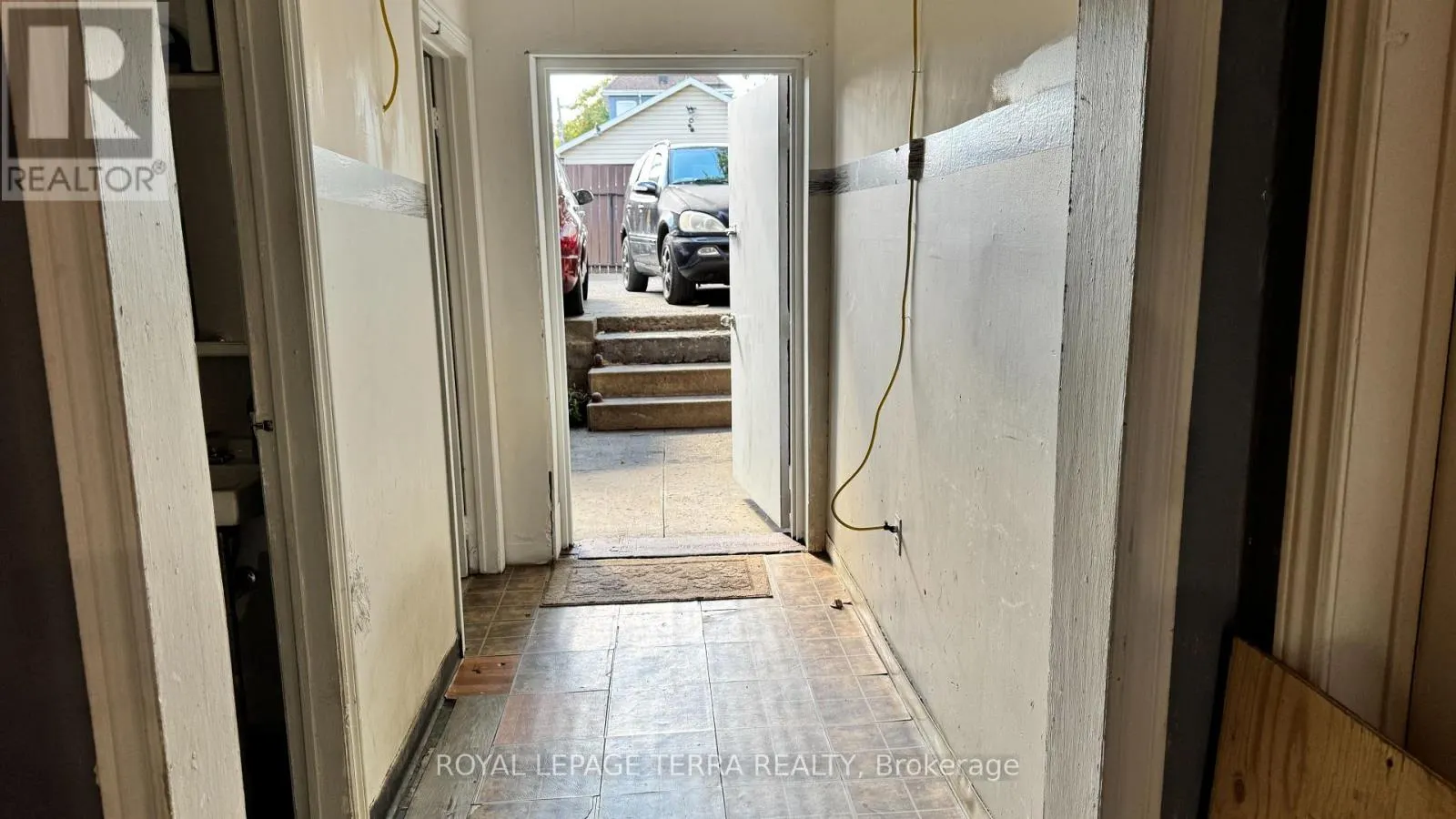772 BARTON STREET E