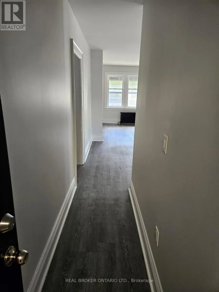 1 - 983 MAIN STREET E