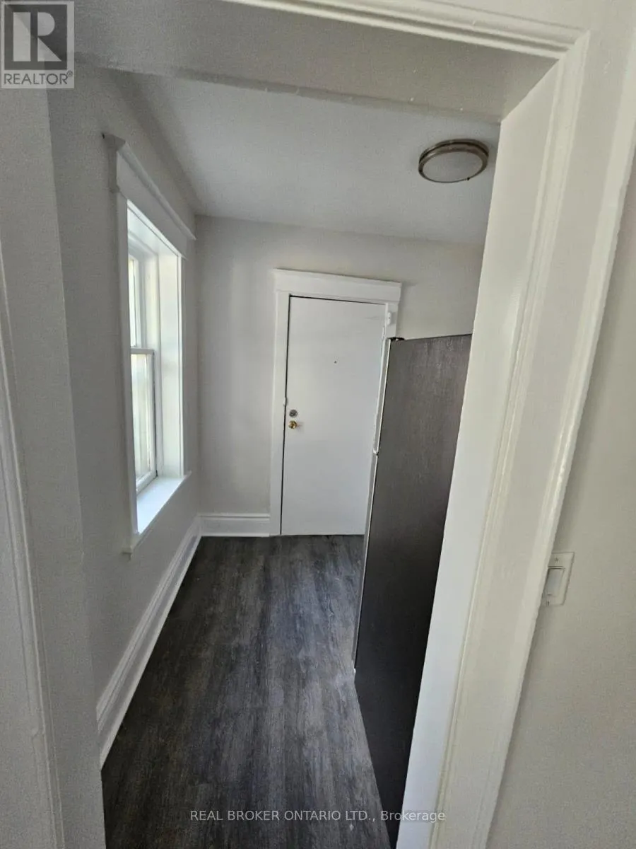1 - 983 MAIN STREET E