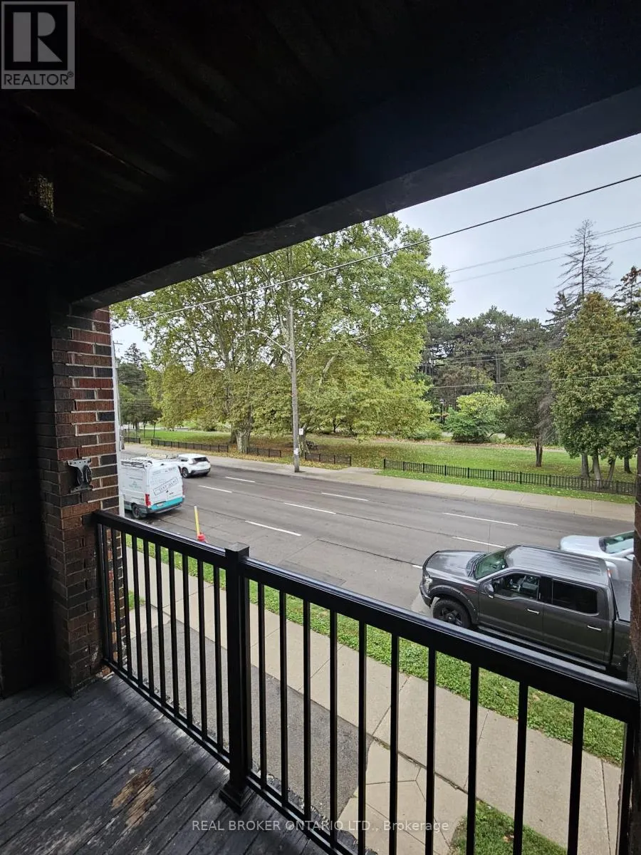 3 - 983 MAIN STREET E