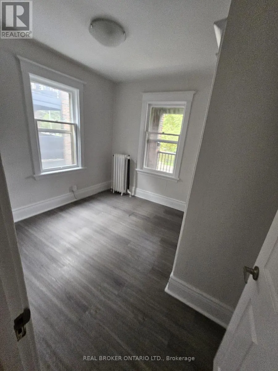 3 - 983 MAIN STREET E