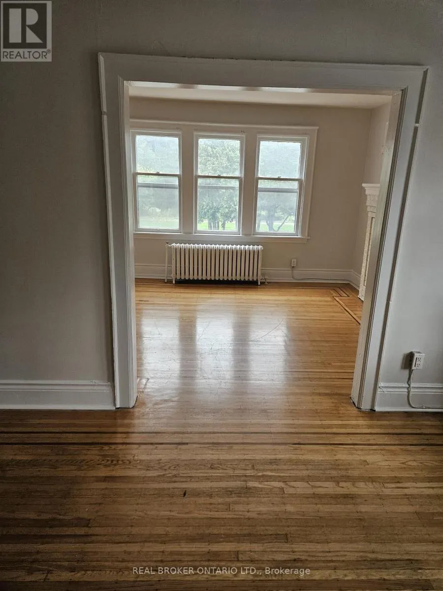 3 - 983 MAIN STREET E