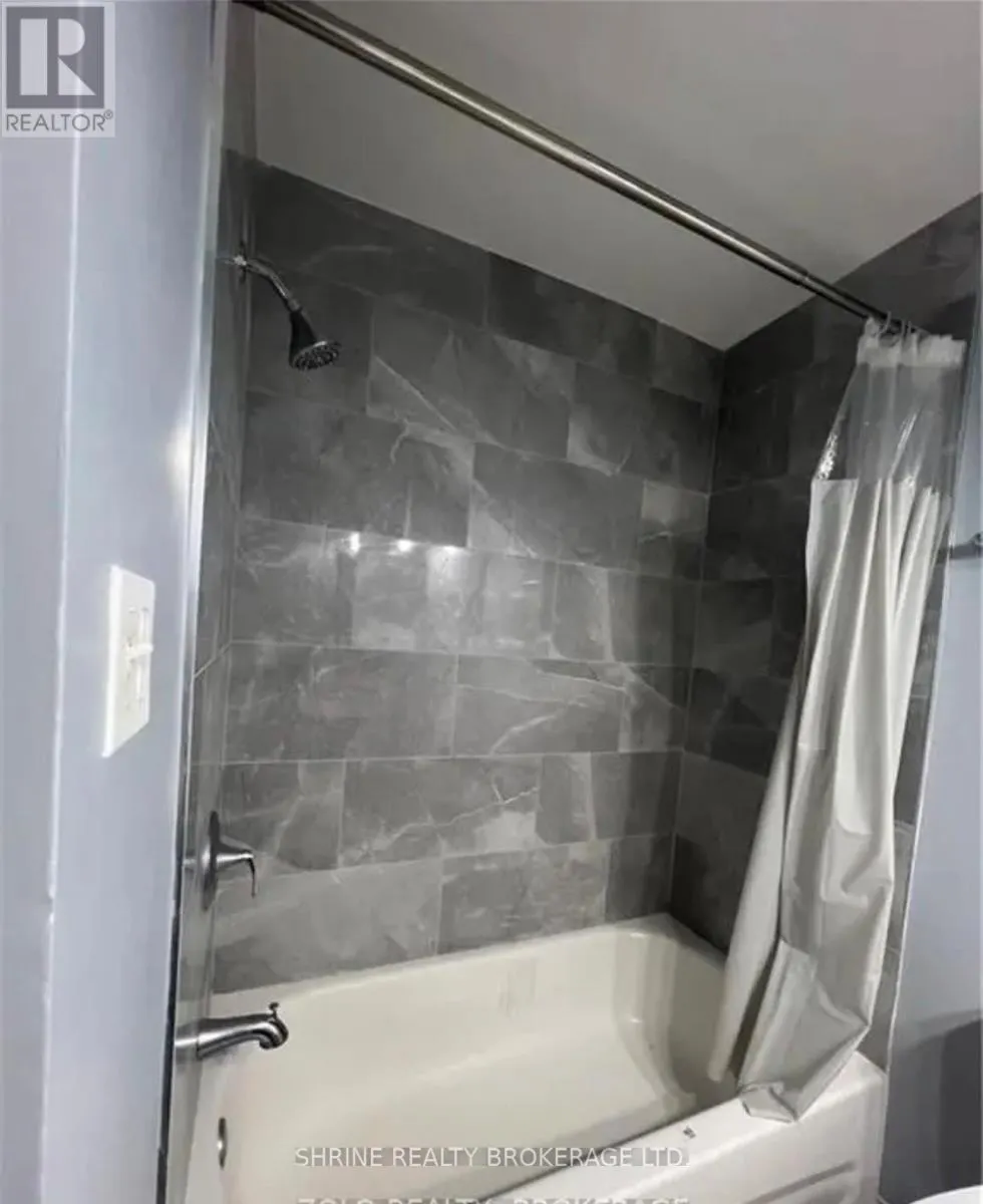 3 - 106 KENT STREET W, #3