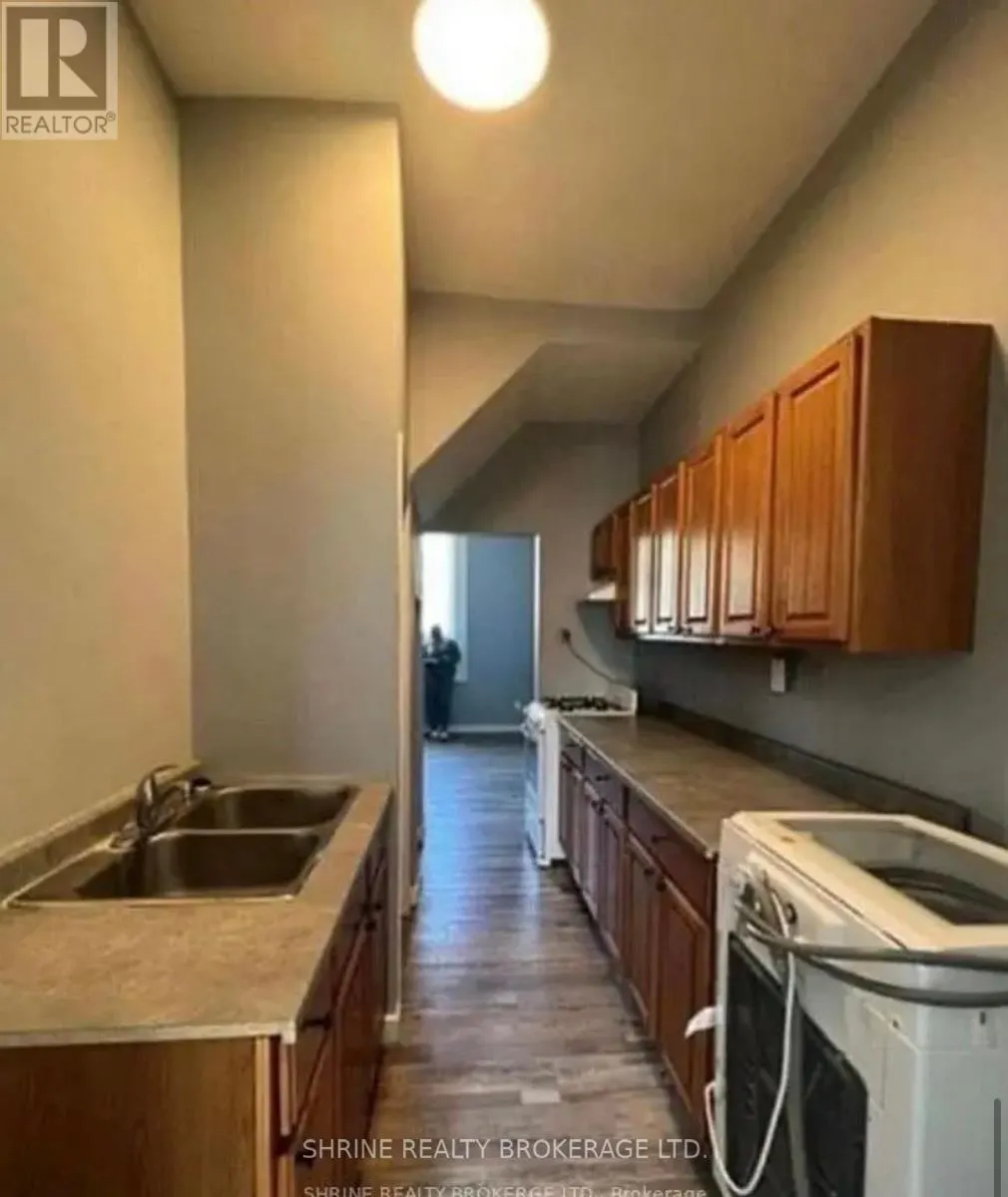 3 - 106 KENT STREET W, #3