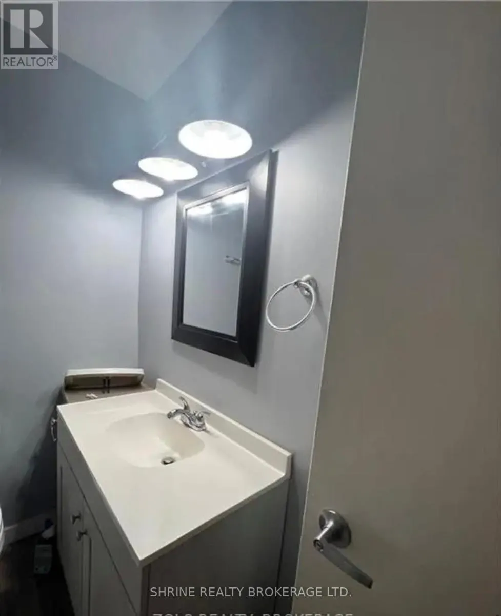3 - 106 KENT STREET W, #3