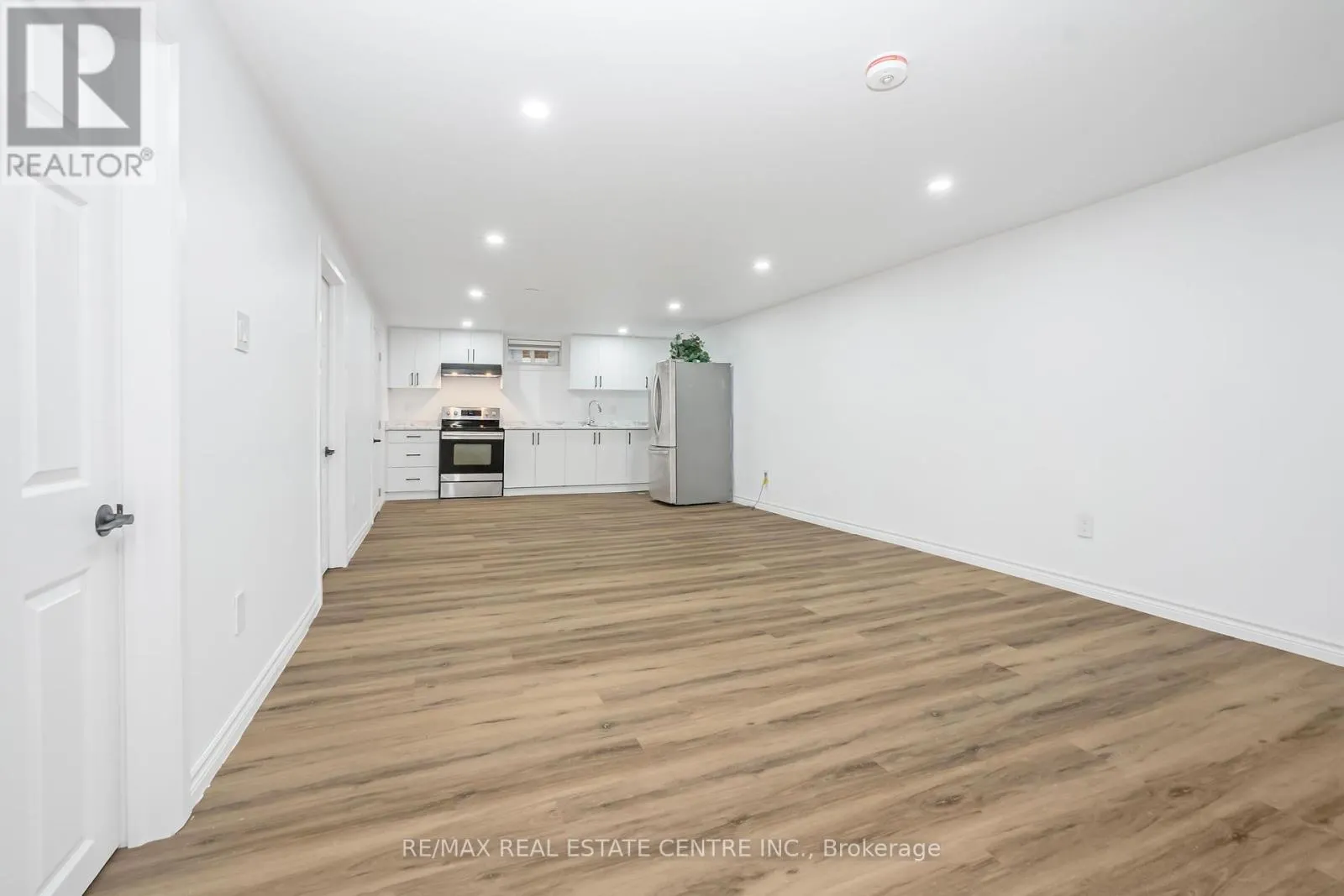 959 MOHAWK ROAD E