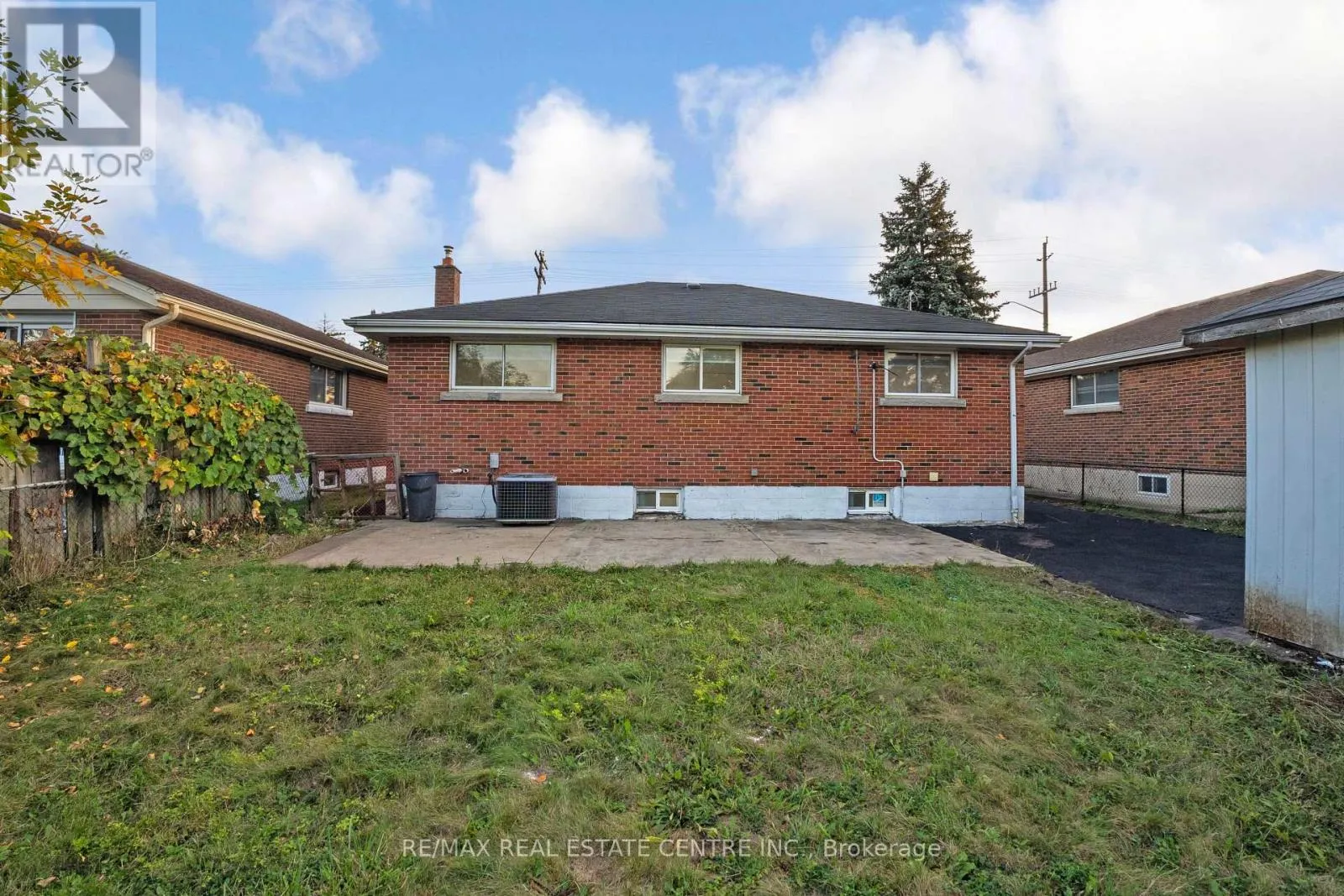 959 MOHAWK ROAD E