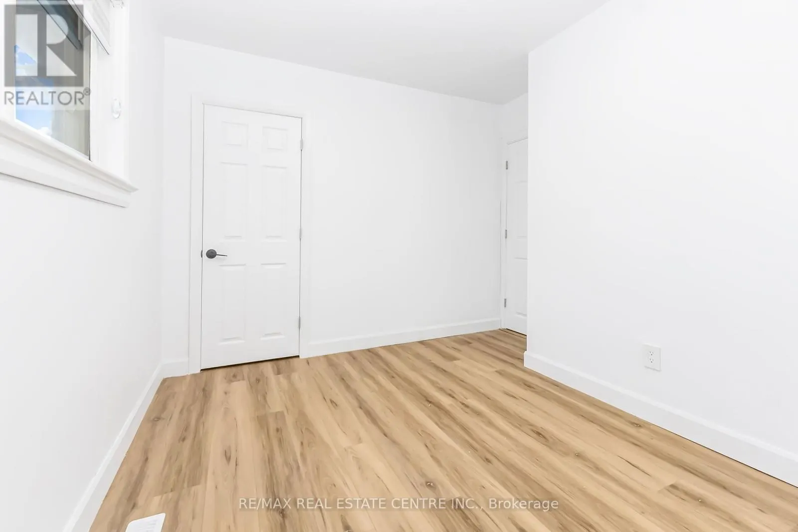 959 MOHAWK ROAD E