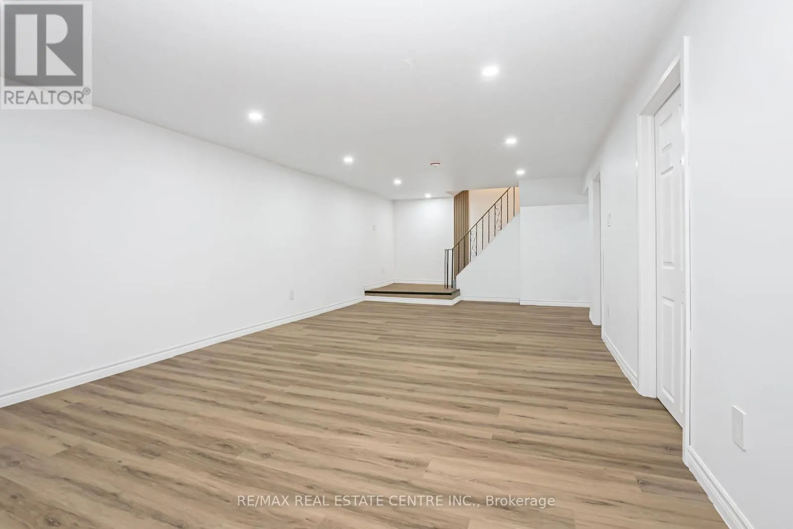 959 MOHAWK ROAD E