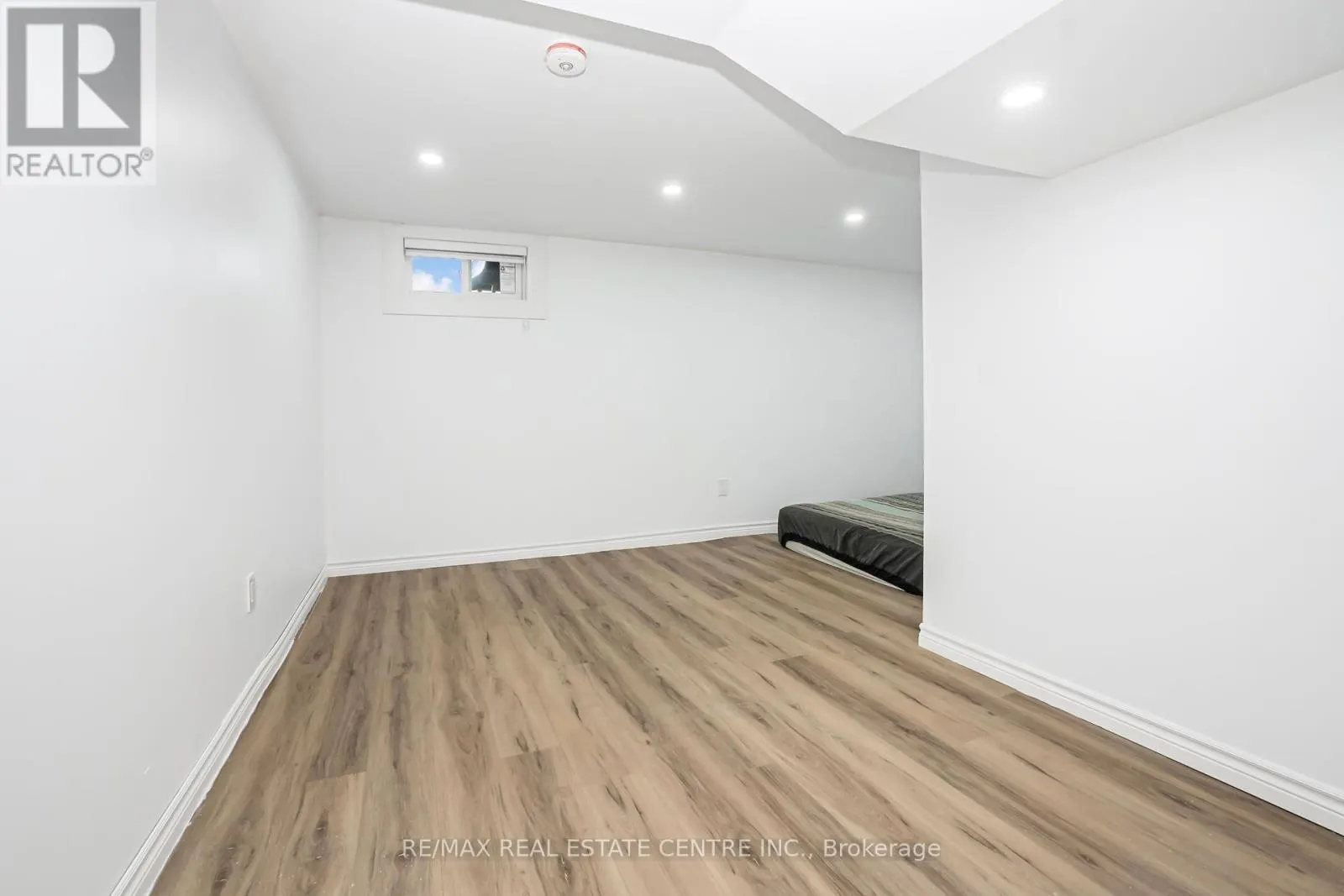 959 MOHAWK ROAD E