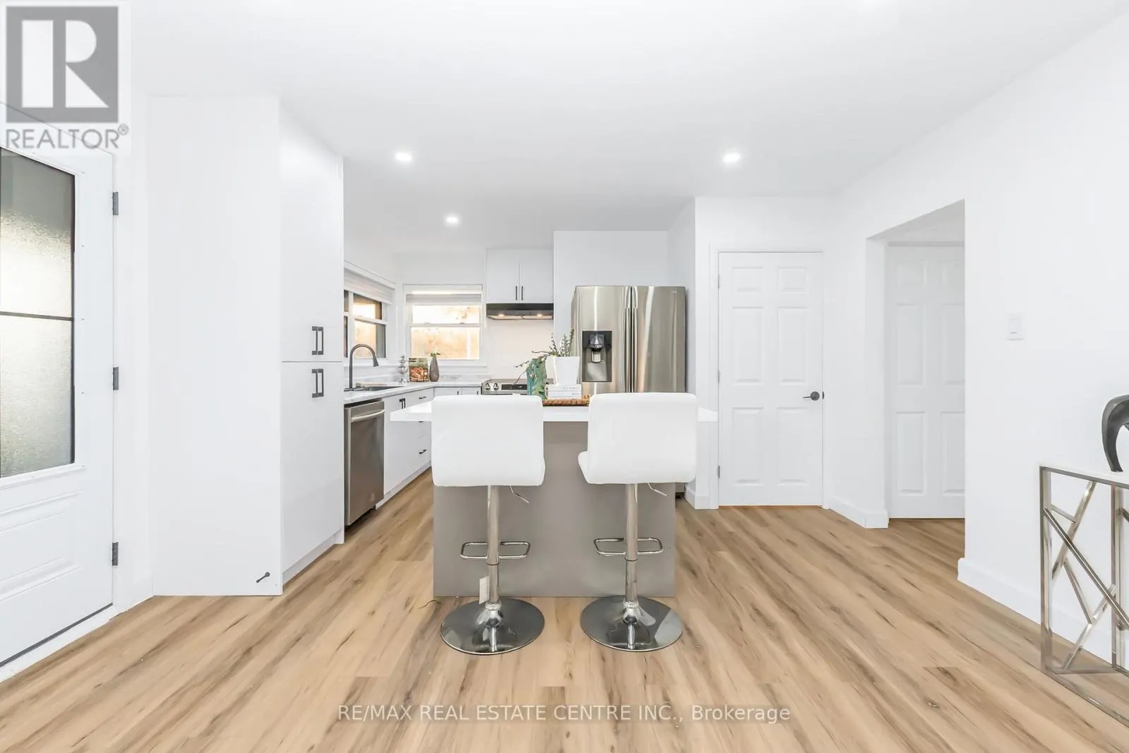 959 MOHAWK ROAD E